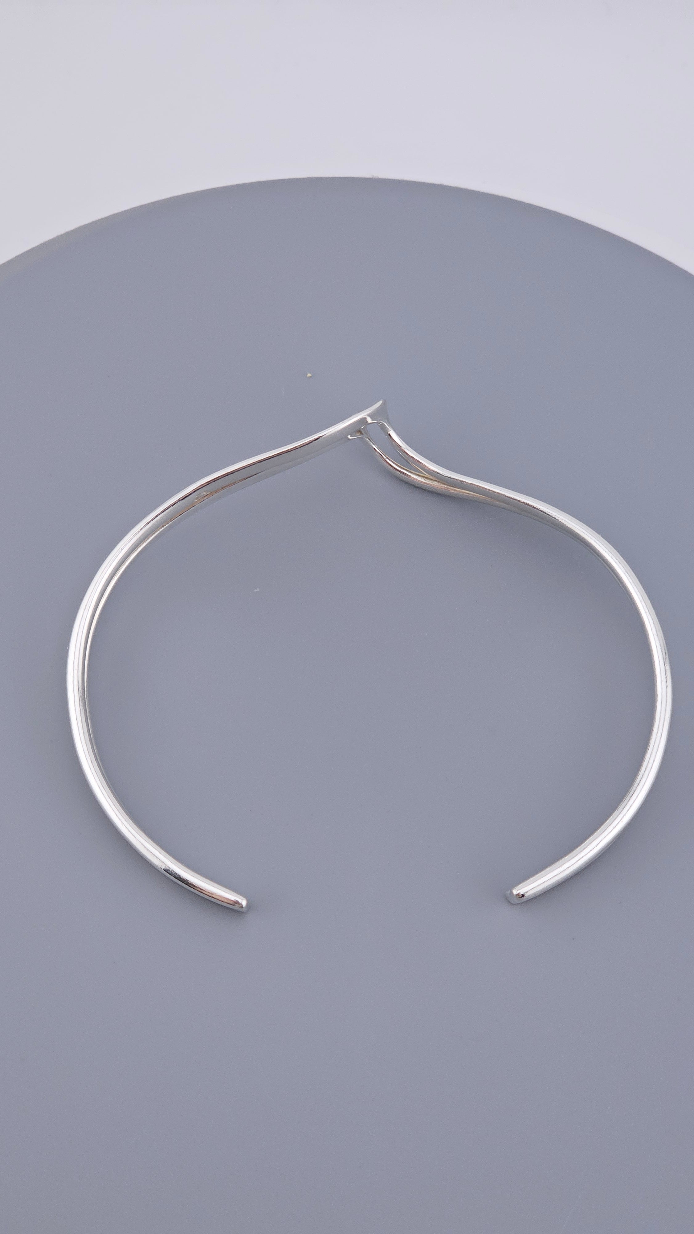 Vintage 925 Sterling Silver Double-Ribbon V-Cuff 17.5cm