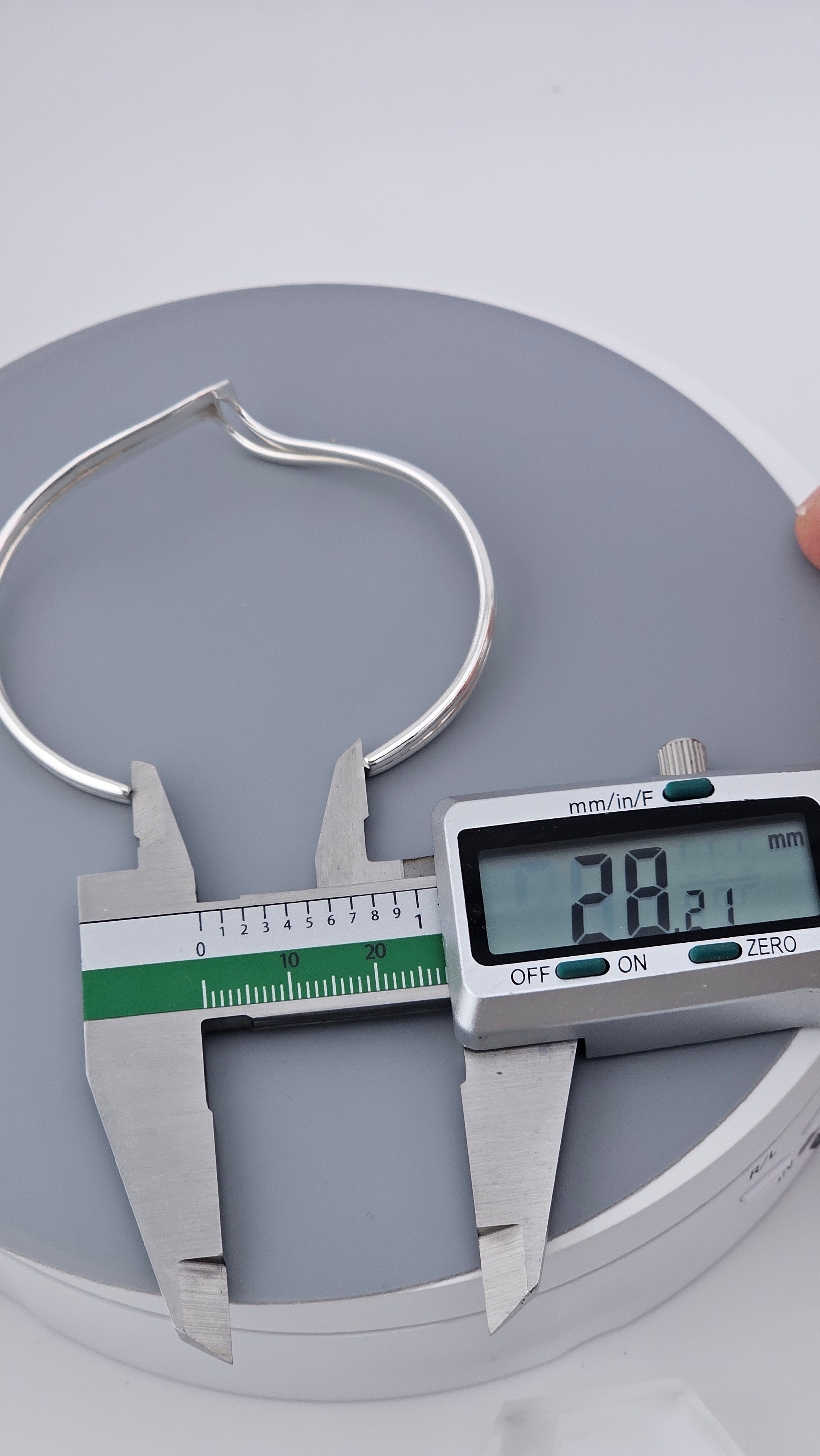 Vintage 925 Sterling Silver Double-Ribbon V-Cuff 17.5cm