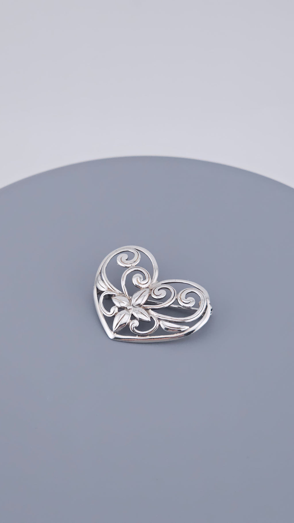 925 Sterling Silver Openwork Floral Heart Brooch (4.4g)