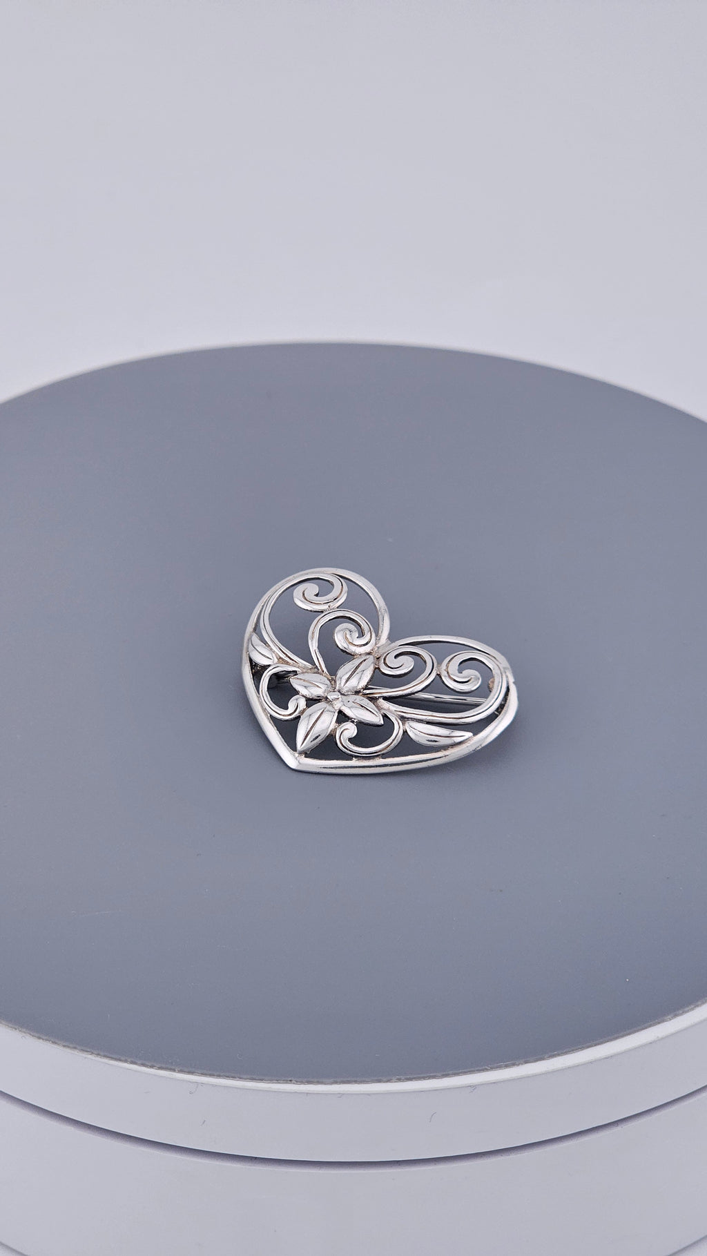 925 Sterling Silver Openwork Floral Heart Brooch (4.4g)
