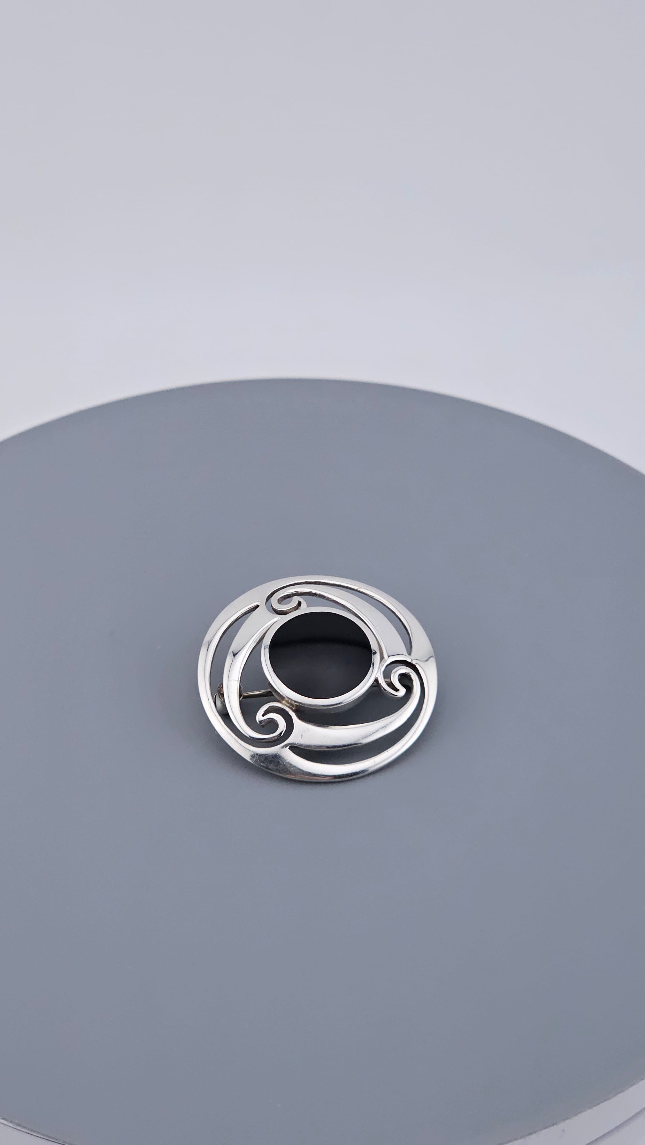 925 Sterling Silver & Black Onyx Openwork Swirl Brooch Pin (7.6g)