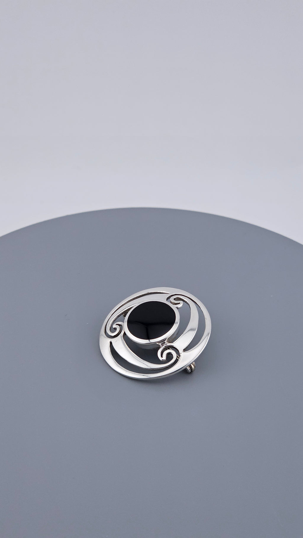 925 Sterling Silver & Black Onyx Openwork Swirl Brooch Pin (7.6g)
