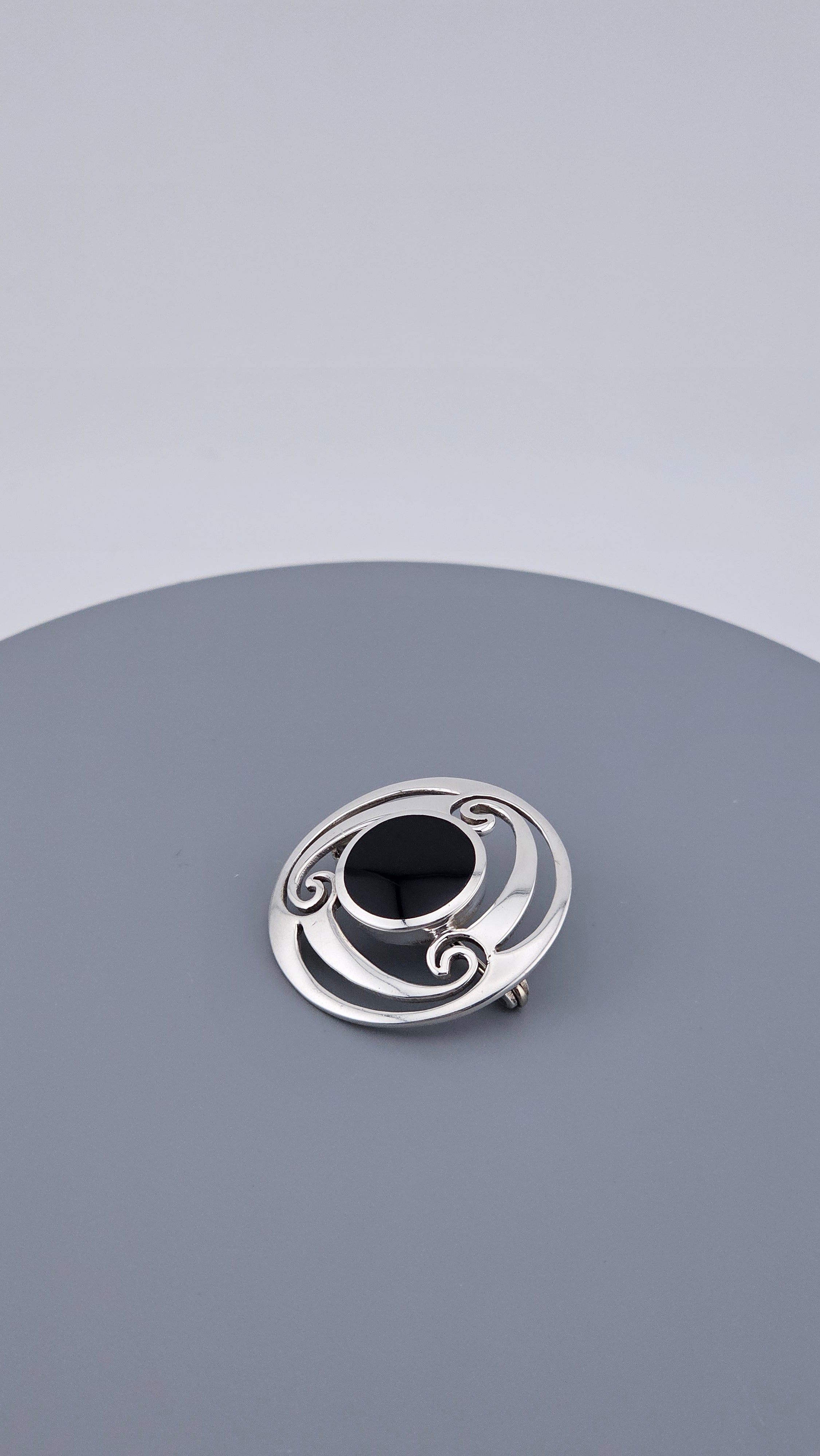 925 Sterling Silver & Black Onyx Openwork Swirl Brooch Pin (7.6g)
