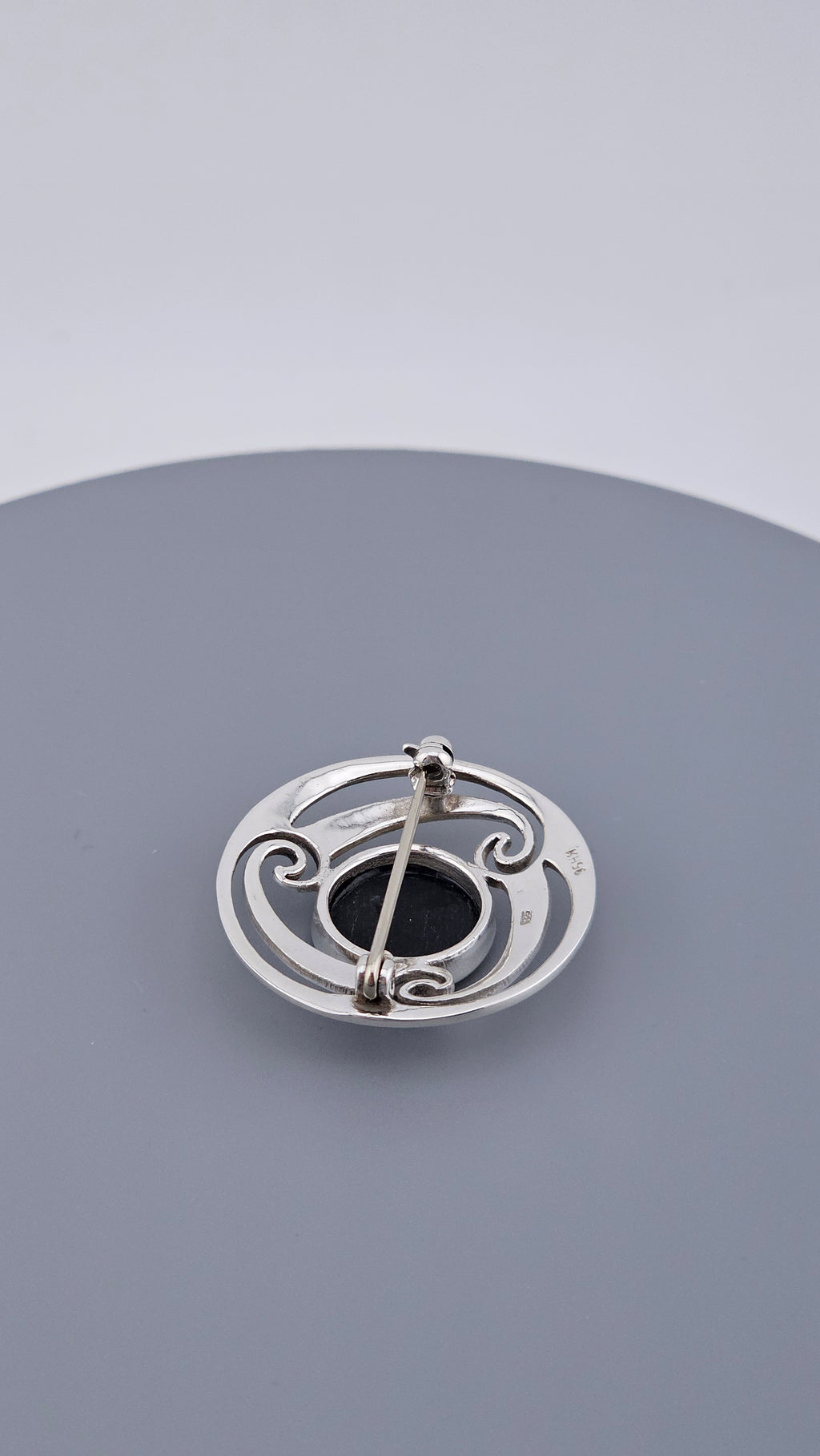 925 Sterling Silver & Black Onyx Openwork Swirl Brooch Pin (7.6g)