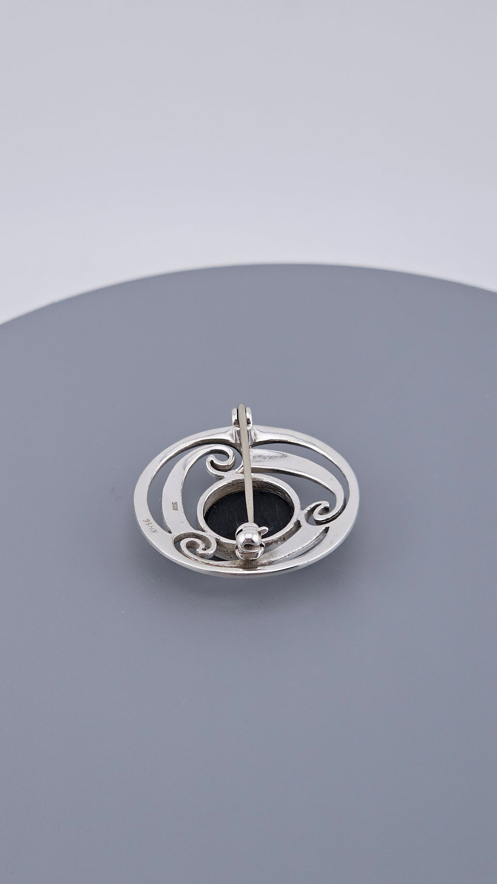 925 Sterling Silver & Black Onyx Openwork Swirl Brooch Pin (7.6g)