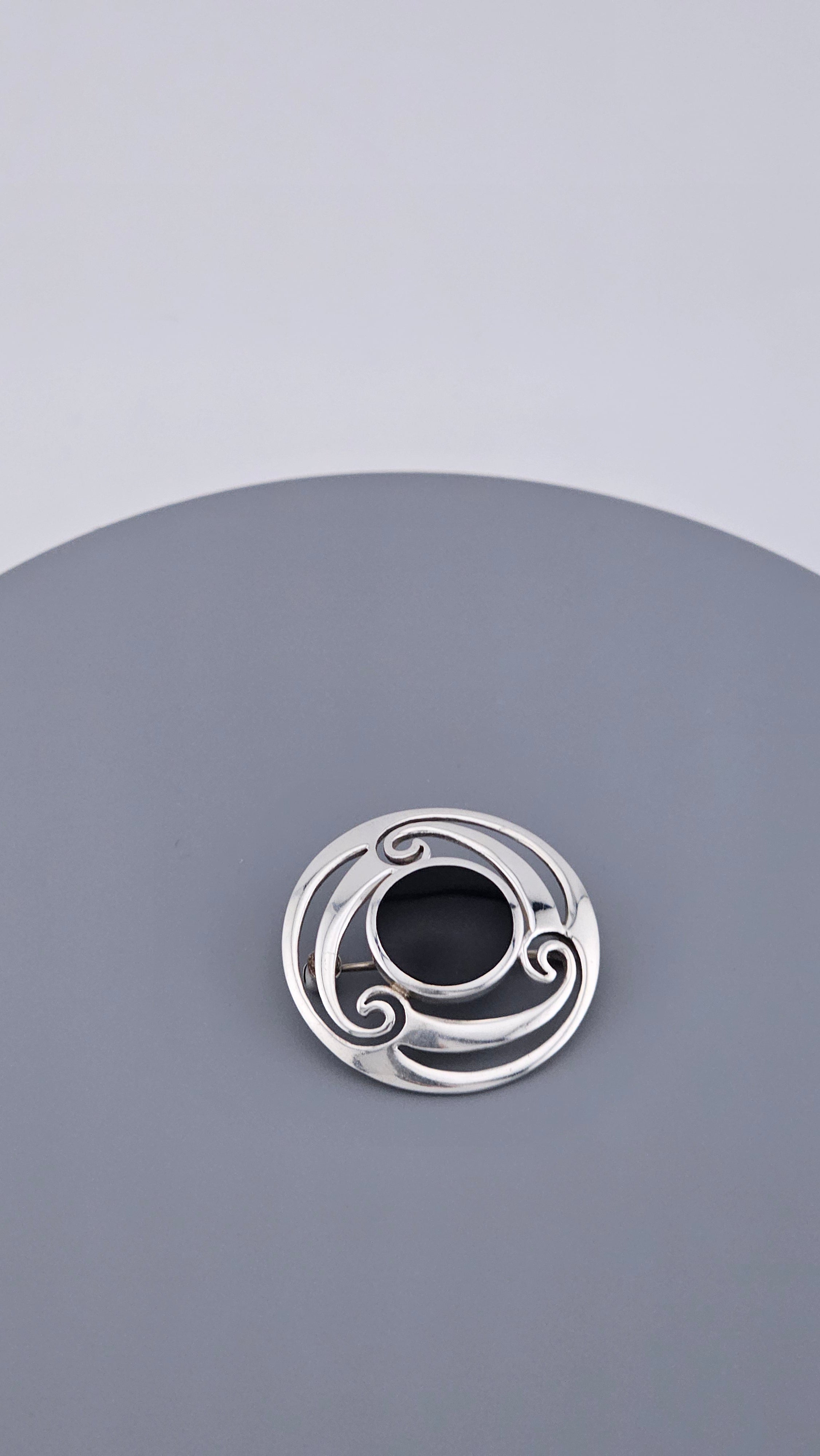 925 Sterling Silver & Black Onyx Openwork Swirl Brooch Pin (7.6g)