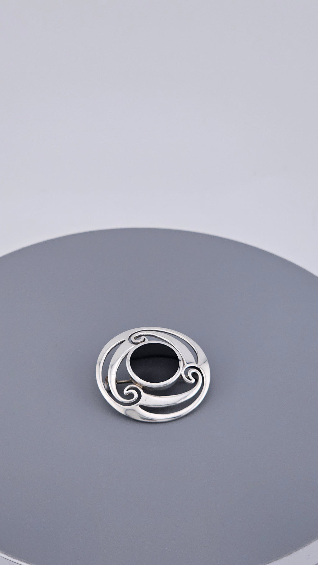 925 Sterling Silver & Black Onyx Openwork Swirl Brooch Pin (7.6g)