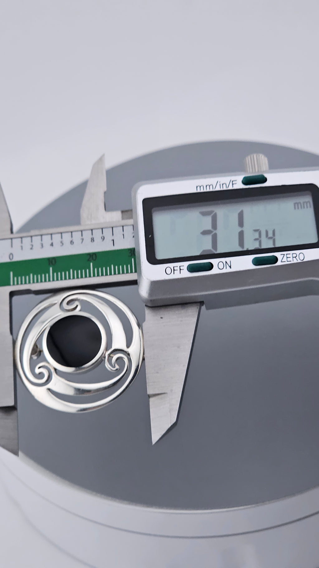 925 Sterling Silver & Black Onyx Openwork Swirl Brooch Pin (7.6g)