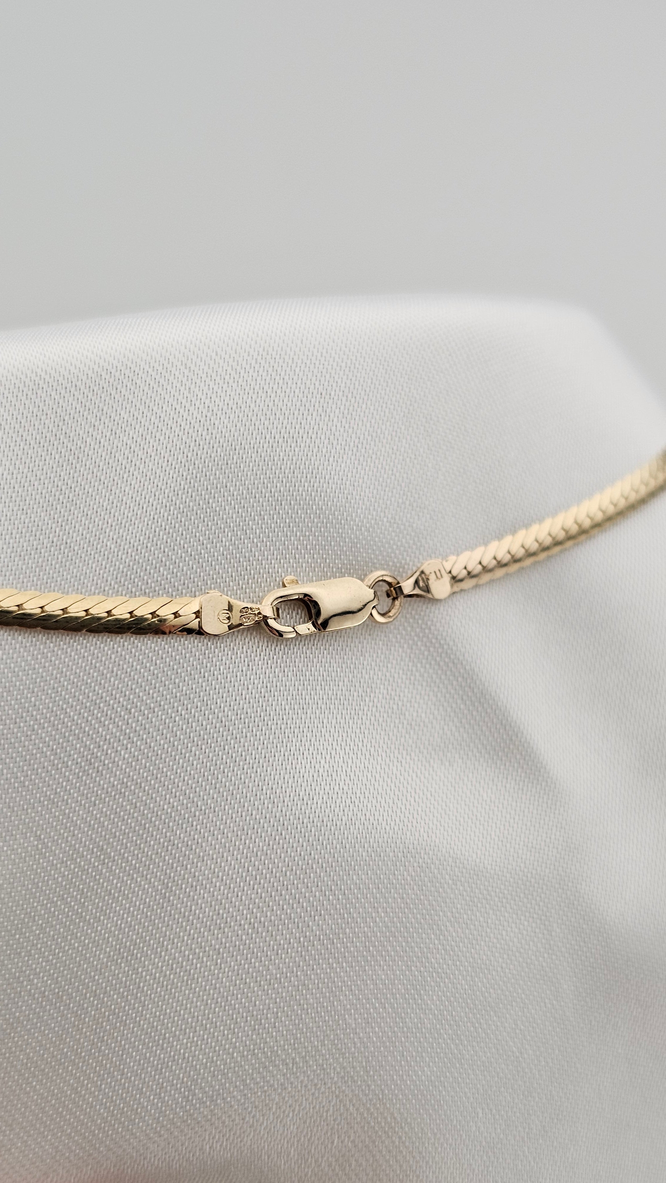 9ct Yellow Gold & 1.00ct Natural Diamond Chevron Necklace – 17.5"