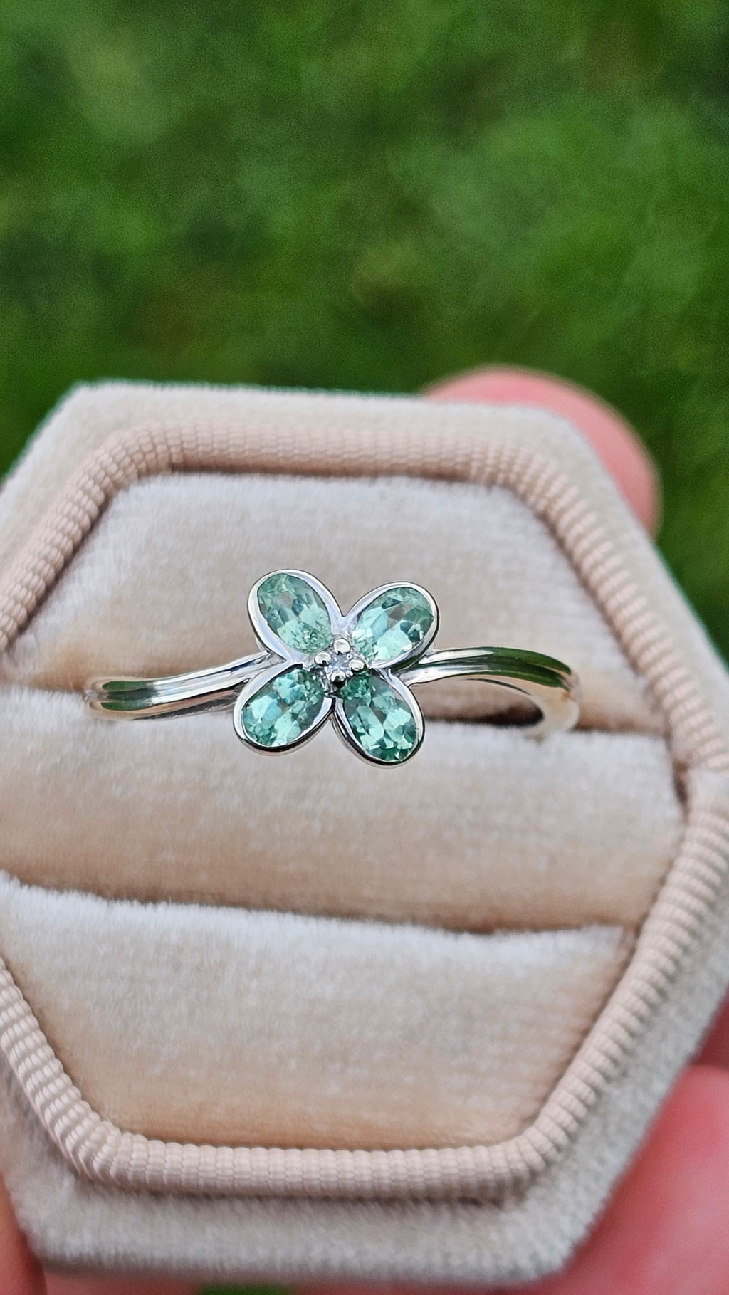 9ct White Gold Merelani Mint Garnet & Diamond Floral Cluster Ringg,size V