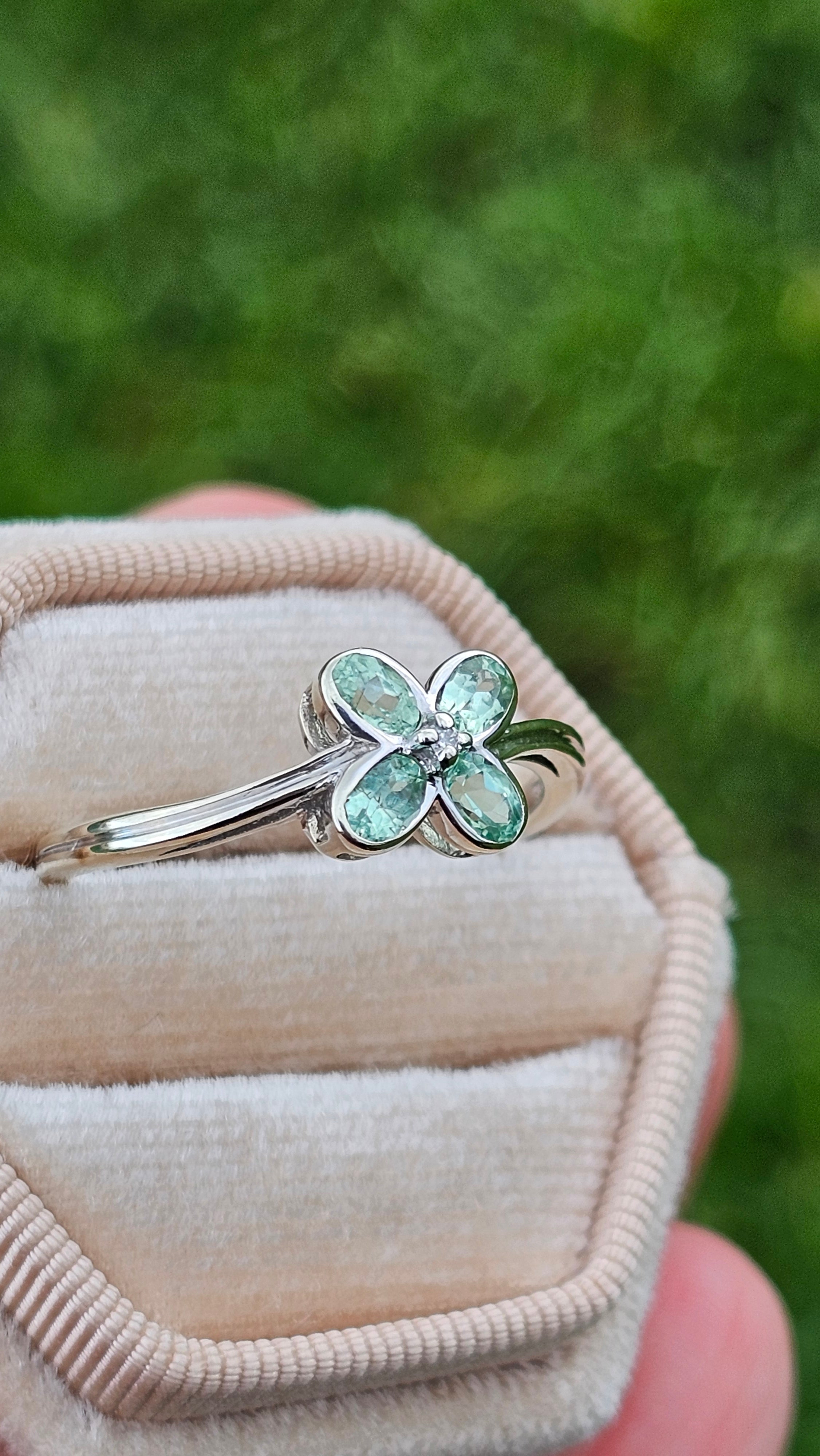 9ct White Gold Merelani Mint Garnet & Diamond Floral Cluster Ringg,size V