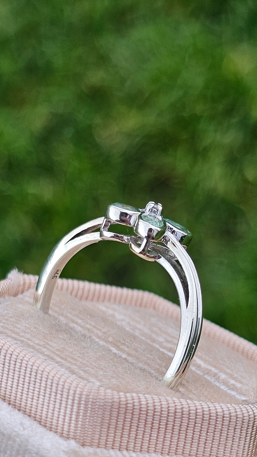 9ct White Gold Merelani Mint Garnet & Diamond Floral Cluster Ringg,size V