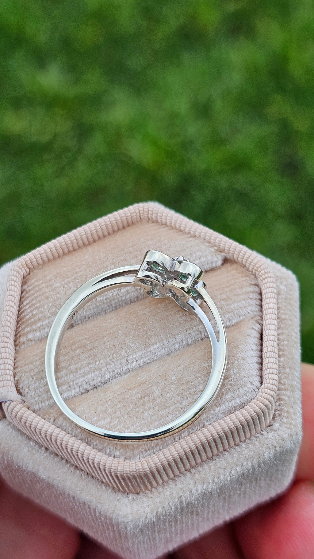 9ct White Gold Merelani Mint Garnet & Diamond Floral Cluster Ringg,size V