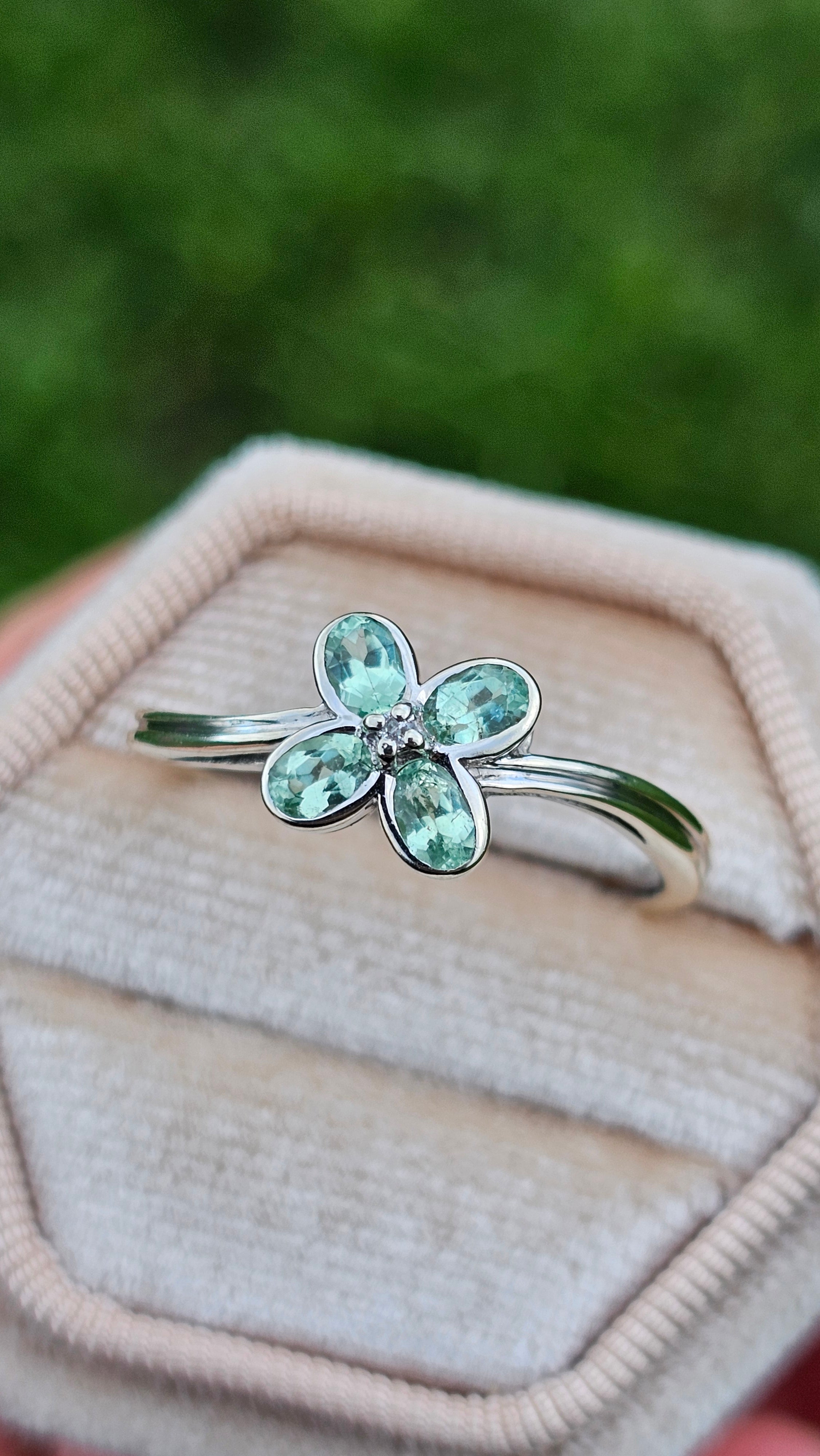 9ct White Gold Merelani Mint Garnet & Diamond Floral Cluster Ringg,size V