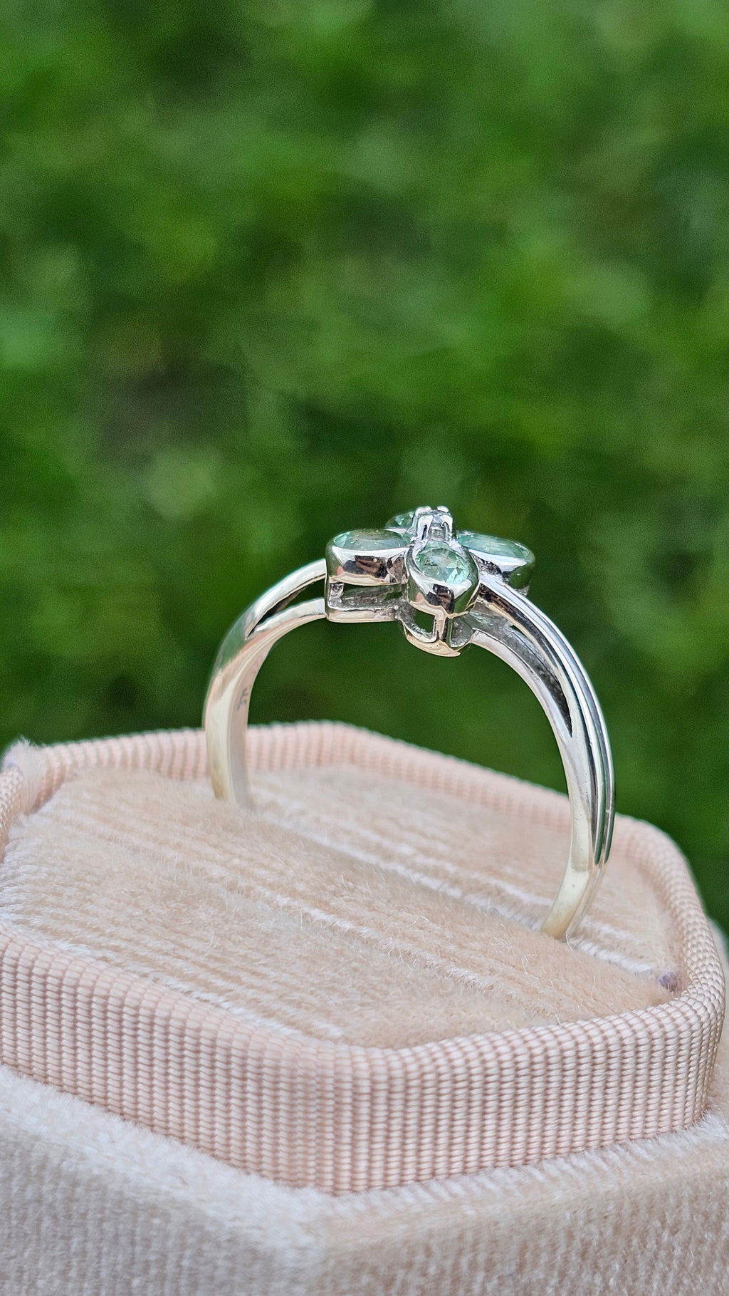 9ct White Gold Merelani Mint Garnet & Diamond Floral Cluster Ringg,size V