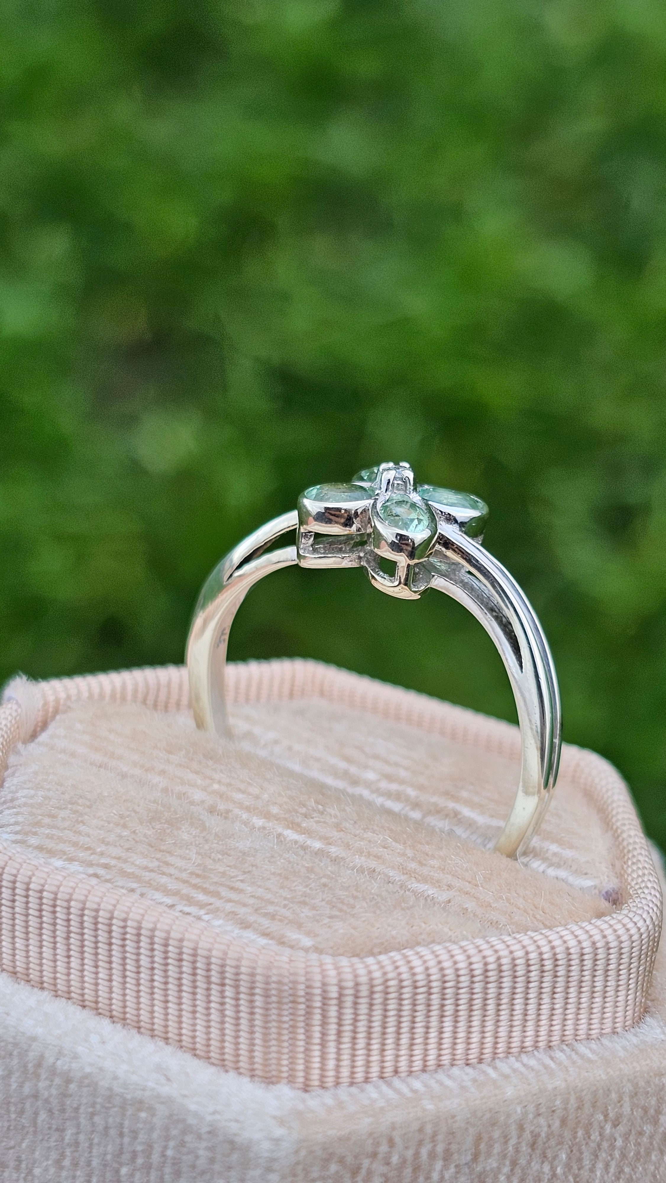 9ct White Gold Merelani Mint Garnet & Diamond Floral Cluster Ringg,size V