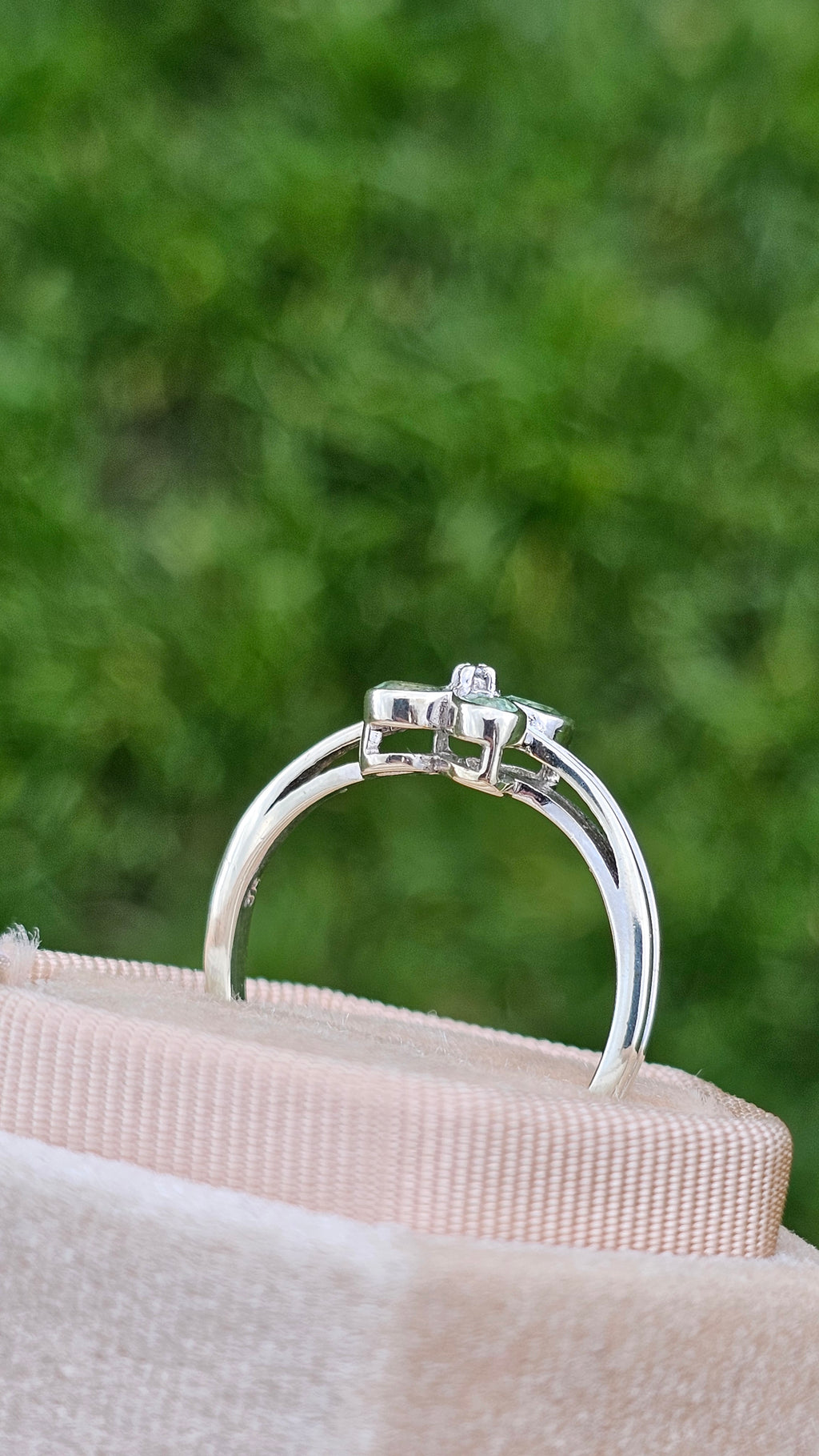 9ct White Gold Merelani Mint Garnet & Diamond Floral Cluster Ringg,size V