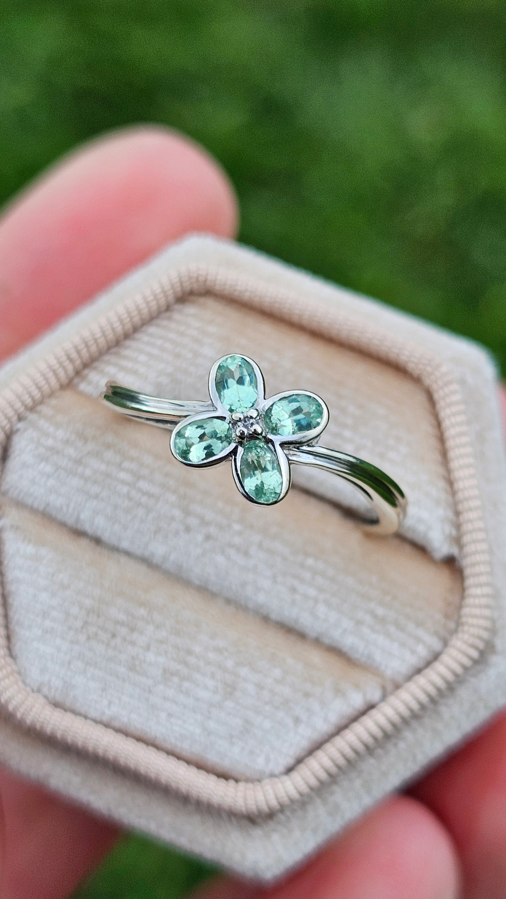 9ct White Gold Merelani Mint Garnet & Diamond Floral Cluster Ringg,size V