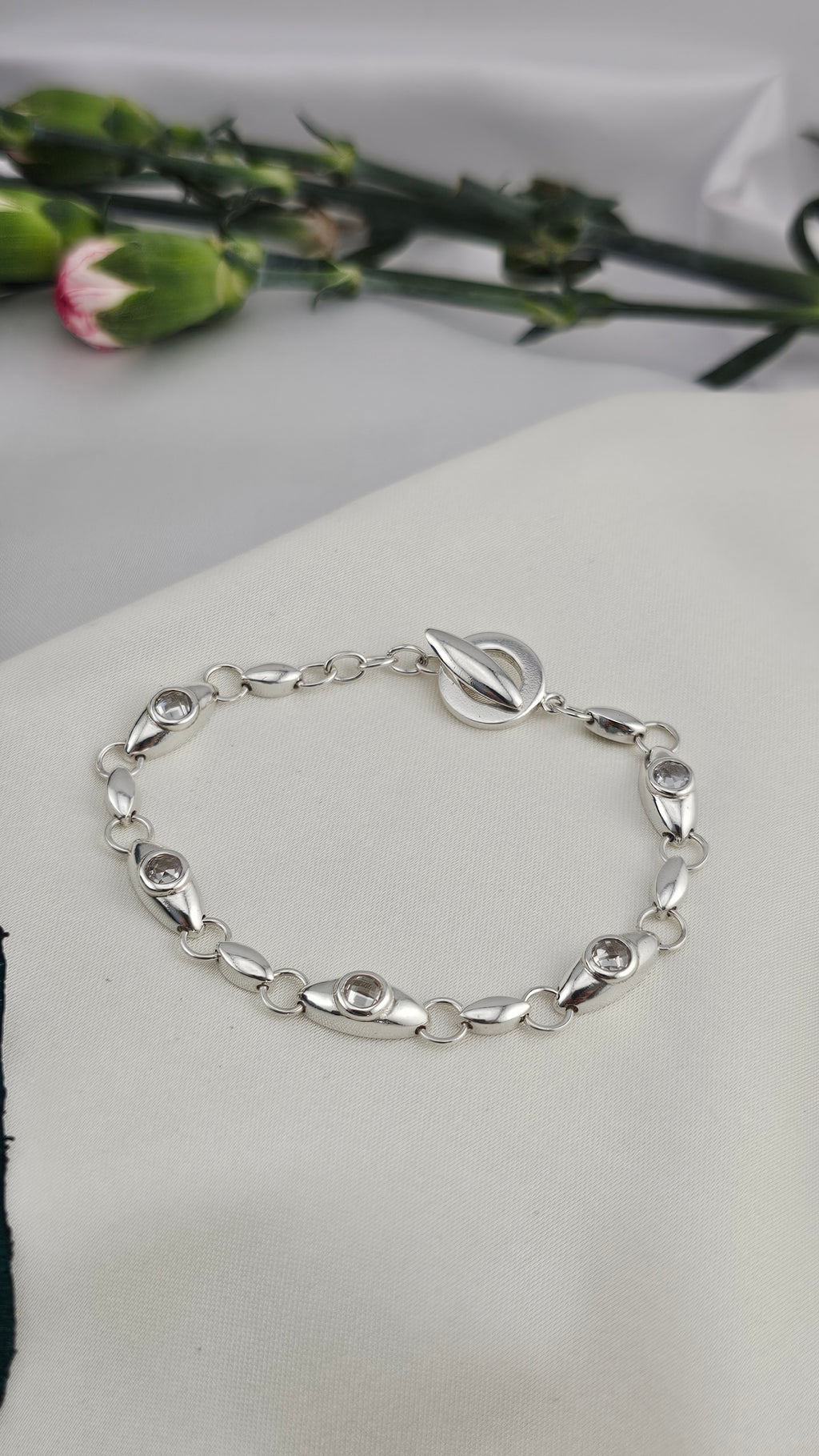 925 Sterling Silver Toggle clasp Bracelet set with White Mixed cut Topaz , 17cm