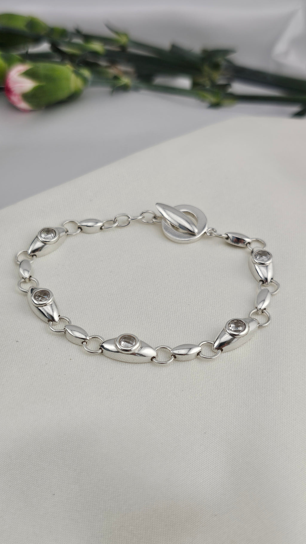 925 Sterling Silver Toggle clasp Bracelet set with White Mixed cut Topaz , 17cm