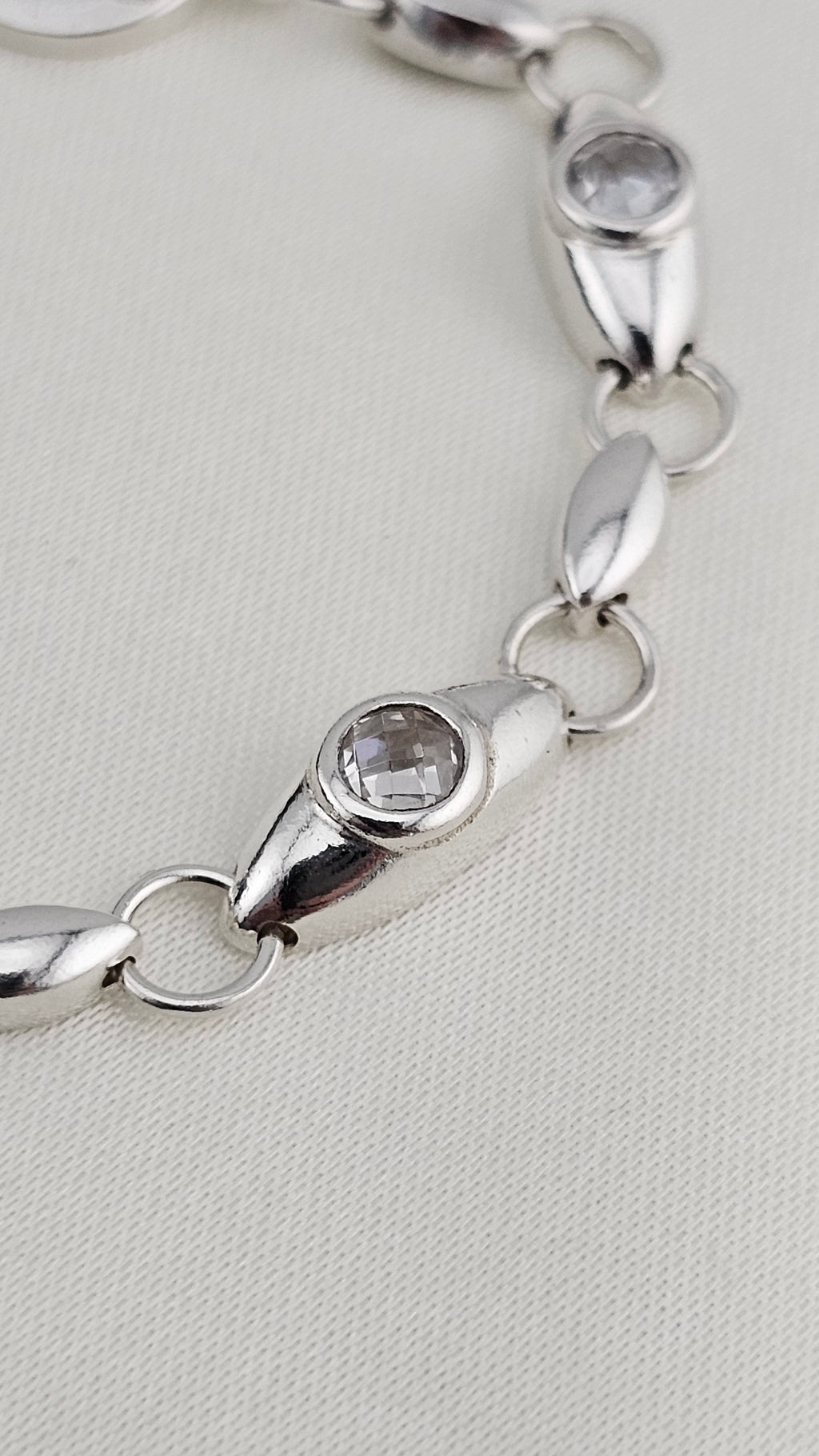 925 Sterling Silver Toggle clasp Bracelet set with White Mixed cut Topaz , 17cm