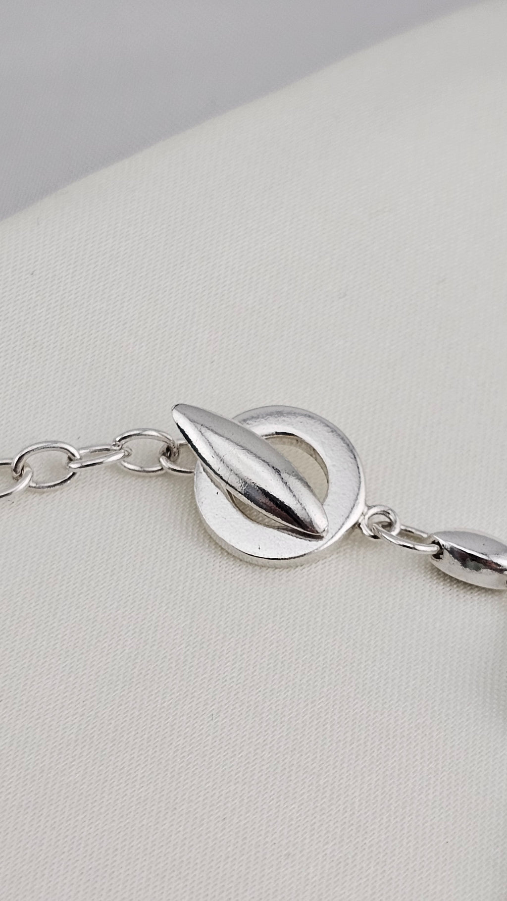 925 Sterling Silver Toggle clasp Bracelet set with White Mixed cut Topaz , 17cm