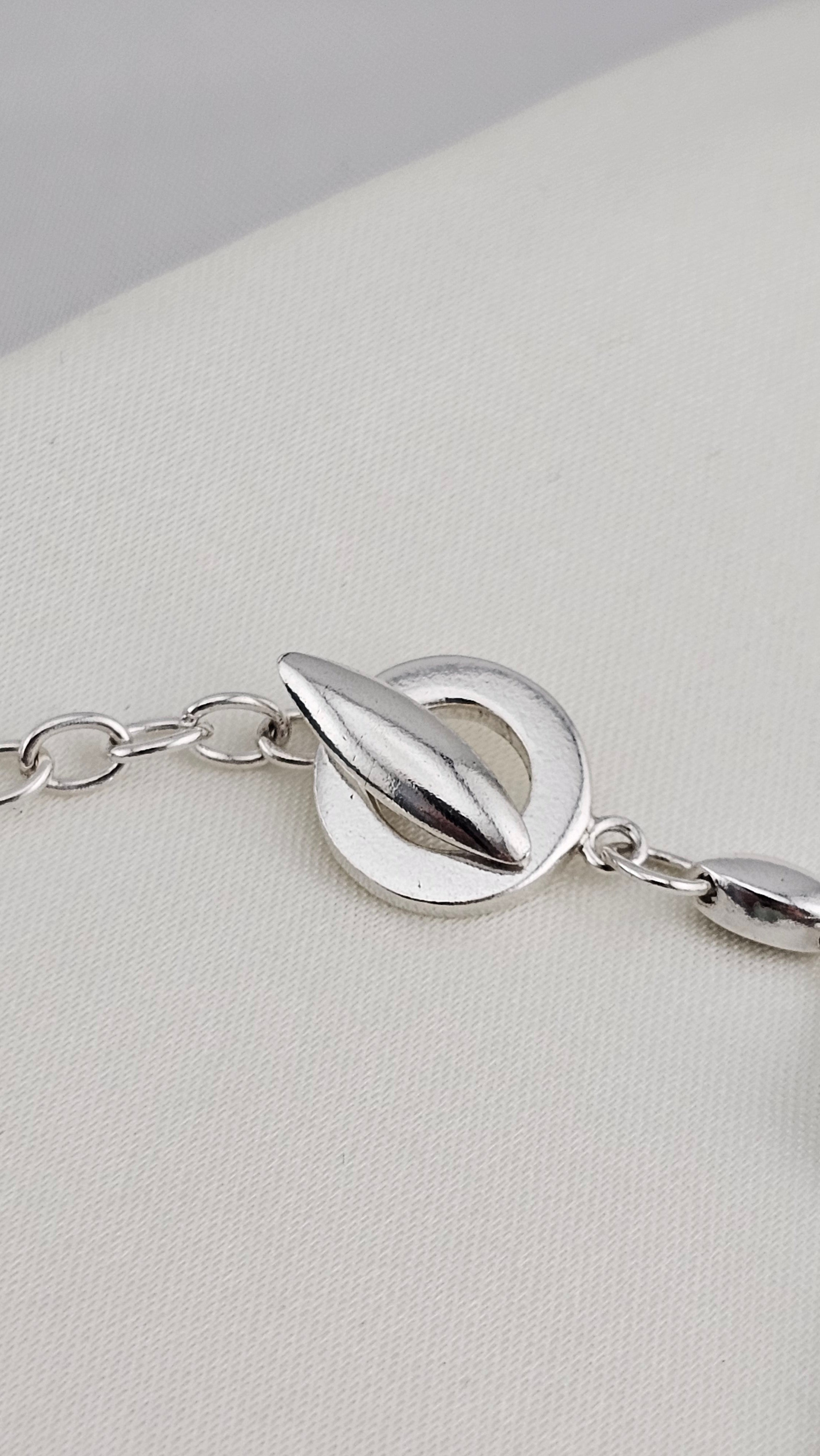 925 Sterling Silver Toggle clasp Bracelet set with White Mixed cut Topaz , 17cm