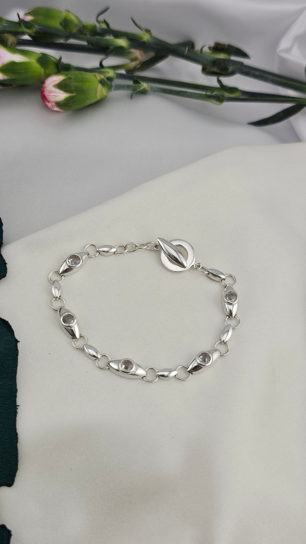 925 Sterling Silver Toggle clasp Bracelet set with White Mixed cut Topaz , 17cm