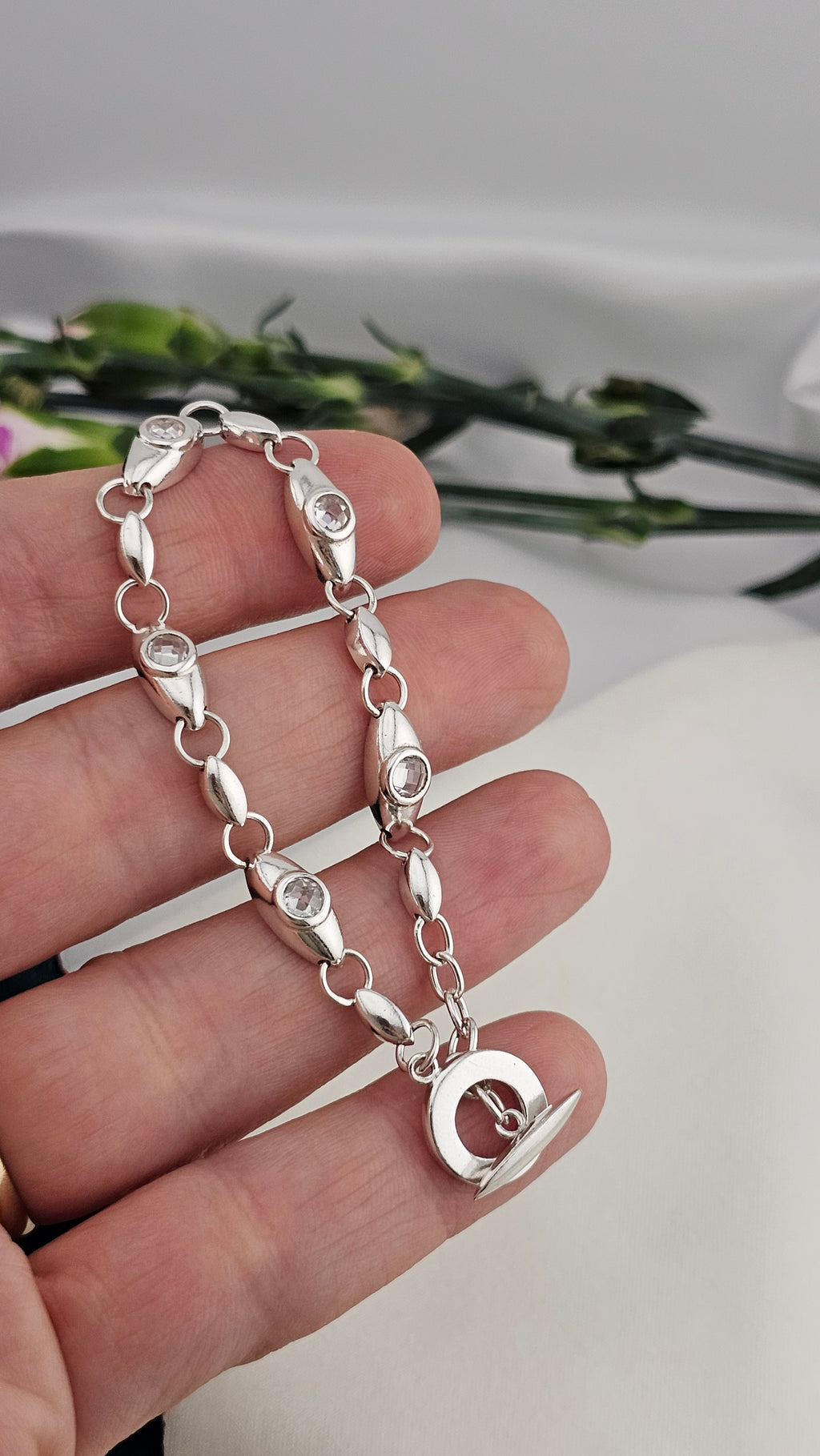 925 Sterling Silver Toggle clasp Bracelet set with White Mixed cut Topaz , 17cm
