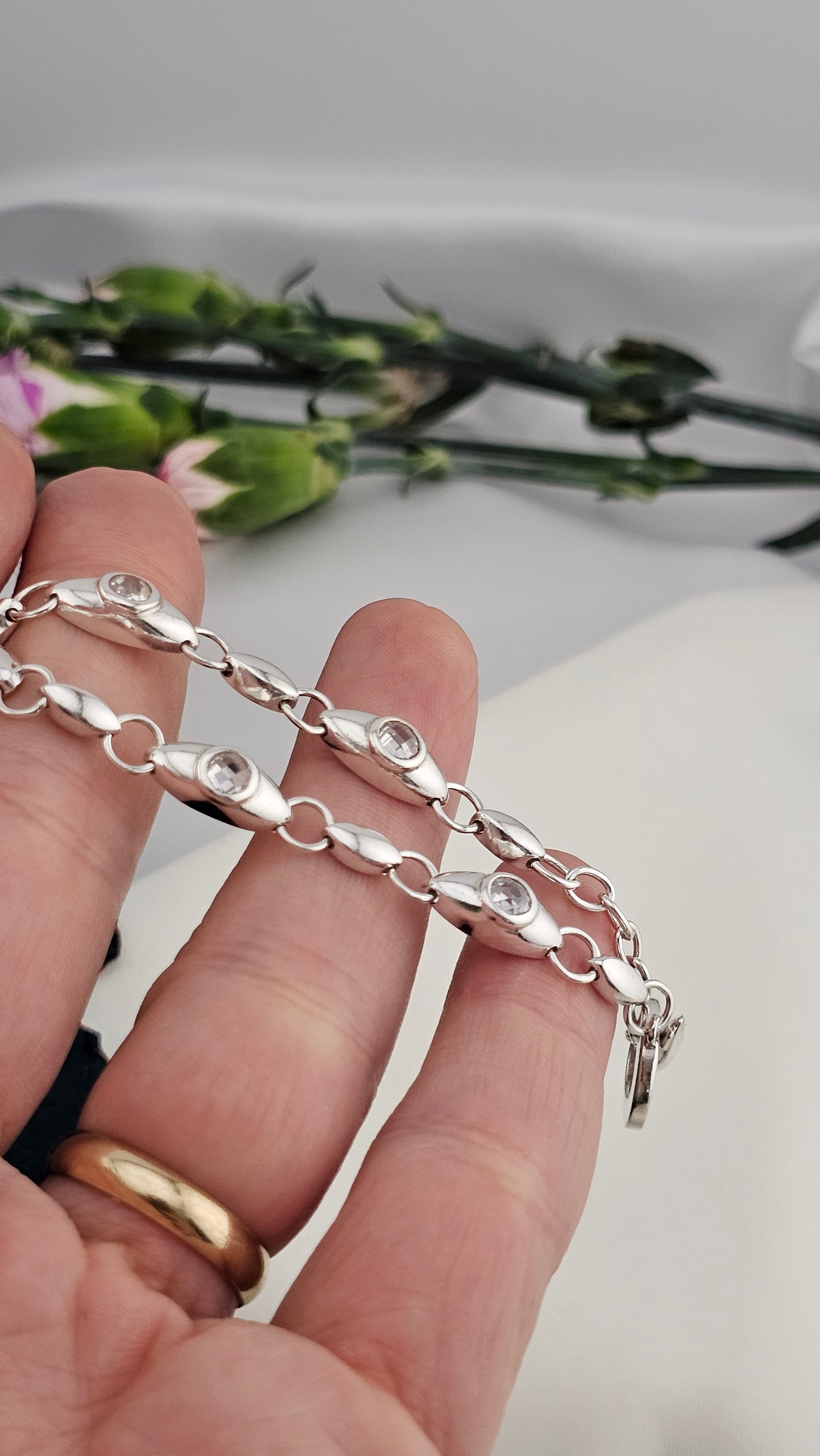 925 Sterling Silver Toggle clasp Bracelet set with White Mixed cut Topaz , 17cm