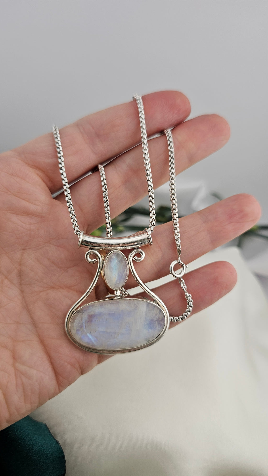 Vintage 925 Sterling Silver large Blue Moonstone pendant on 15"chain