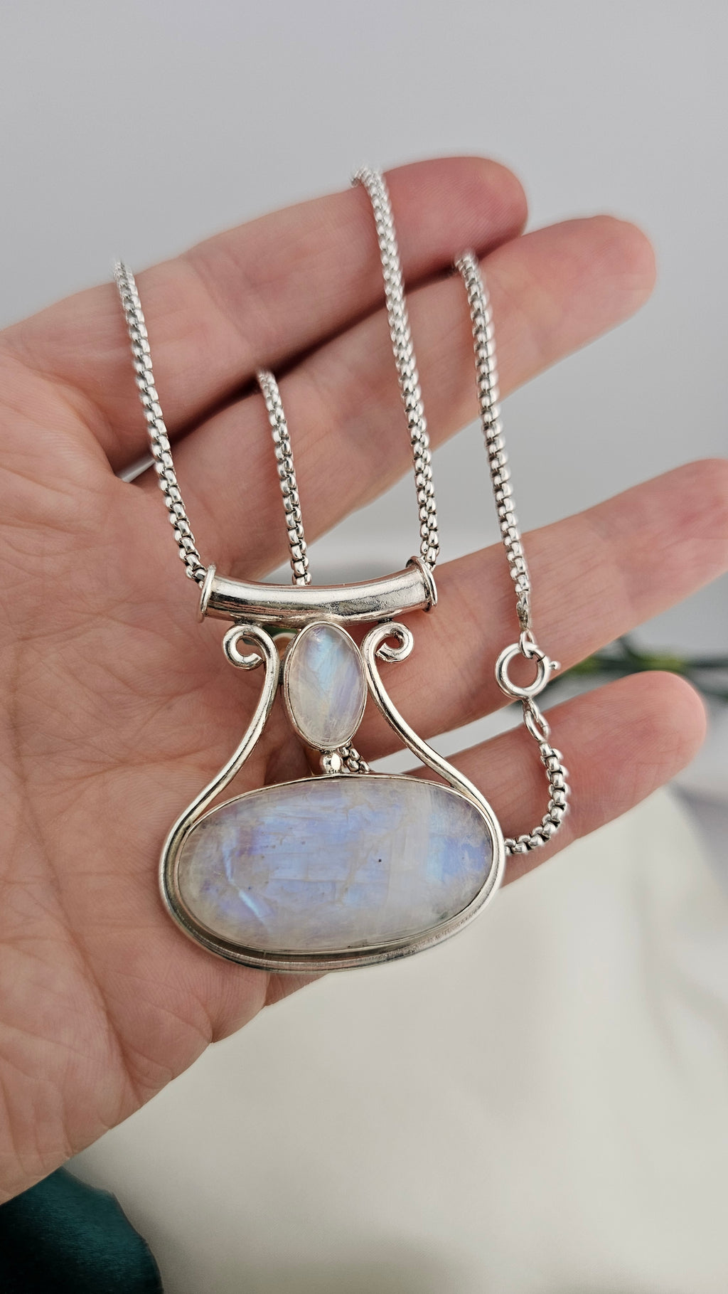 Vintage 925 Sterling Silver large Blue Moonstone pendant on 15"chain