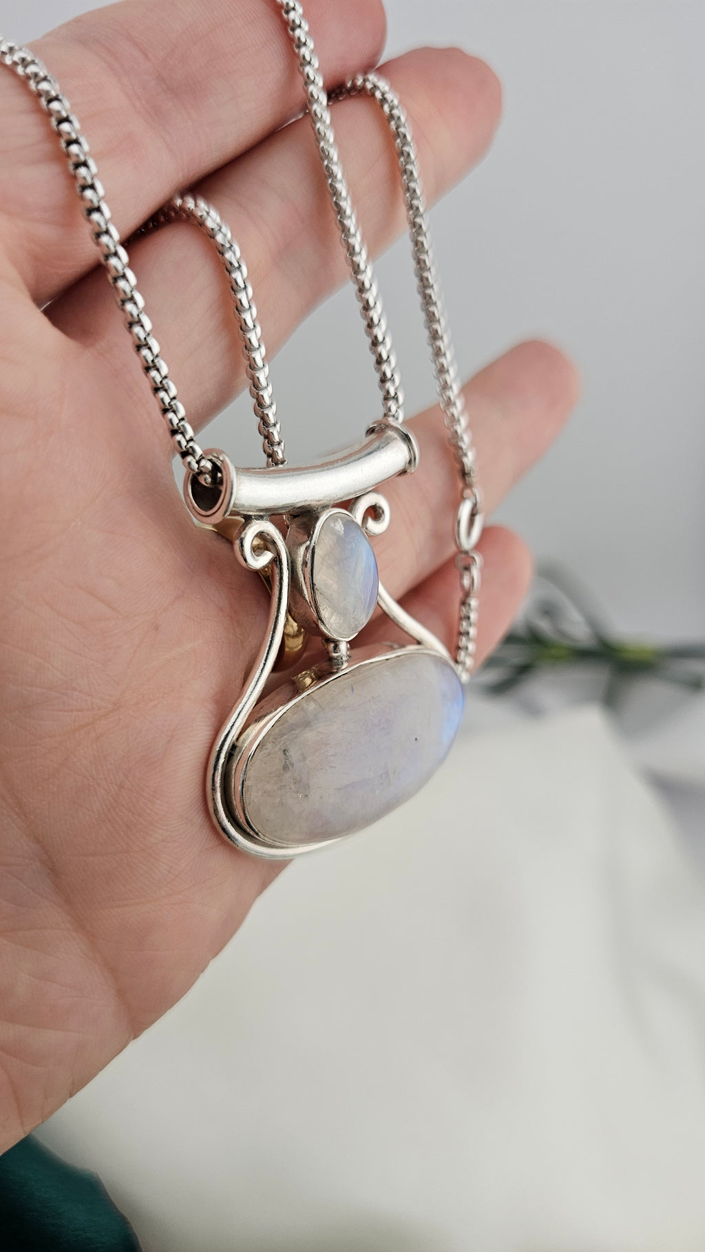 Vintage 925 Sterling Silver large Blue Moonstone pendant on 15"chain