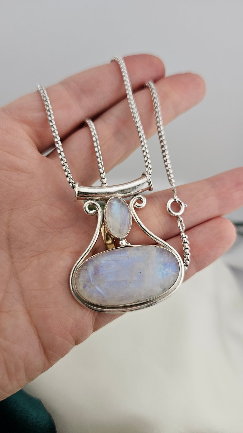 Vintage 925 Sterling Silver large Blue Moonstone pendant on 15"chain