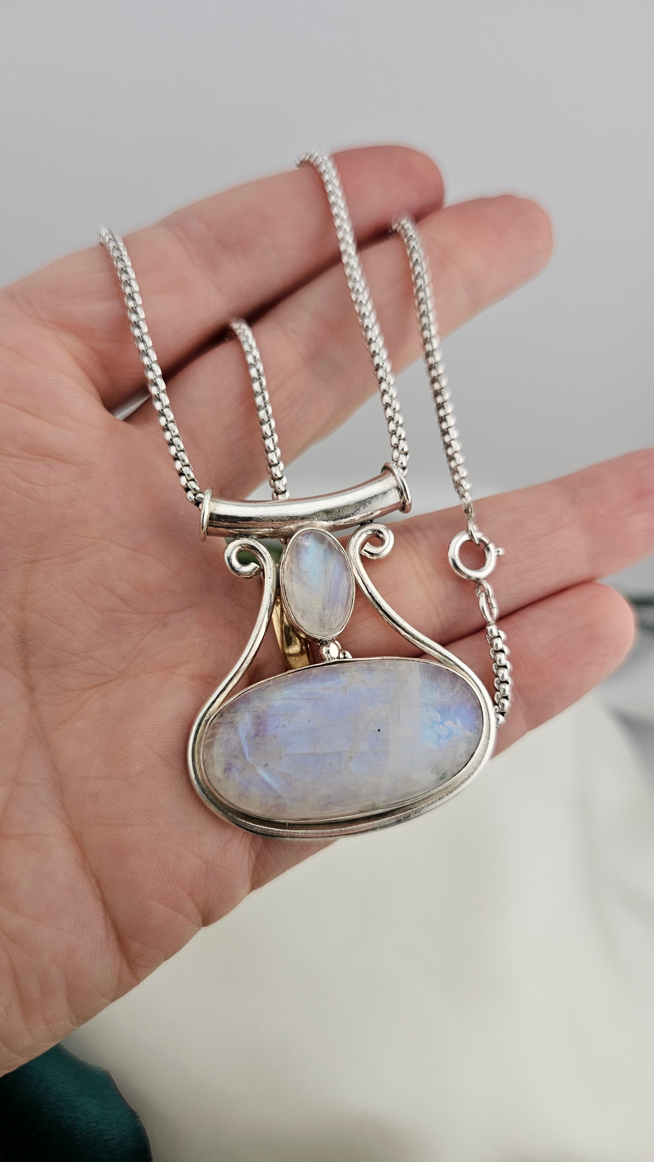 Vintage 925 Sterling Silver large Blue Moonstone pendant on 15"chain
