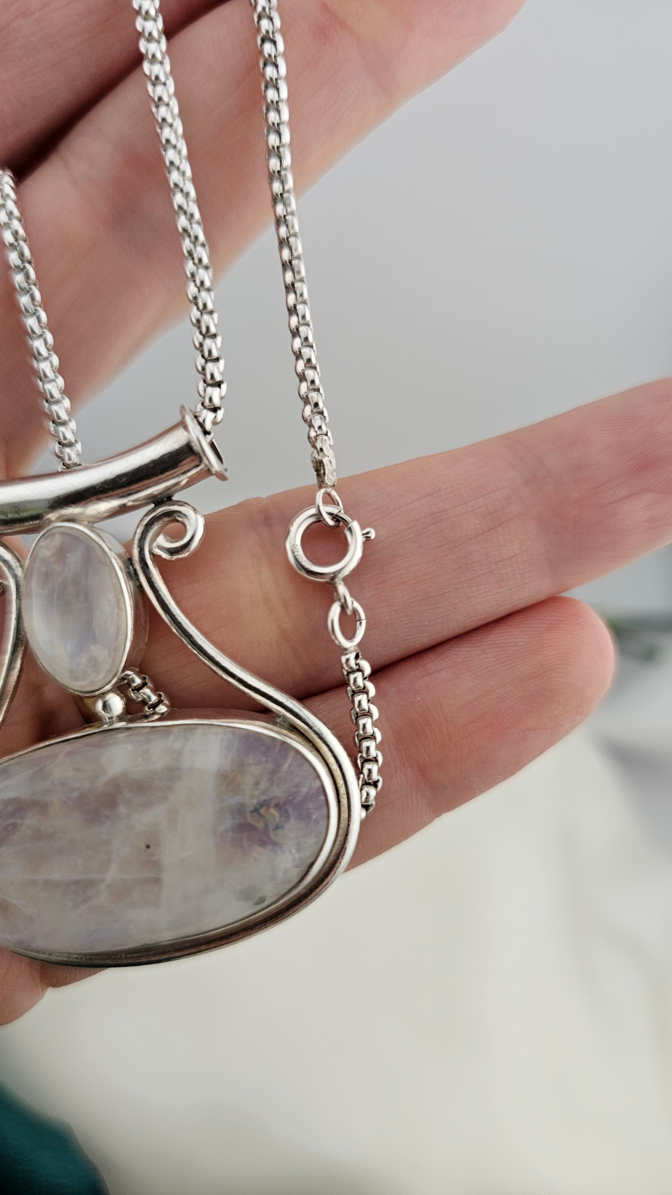 Vintage 925 Sterling Silver large Blue Moonstone pendant on 15"chain