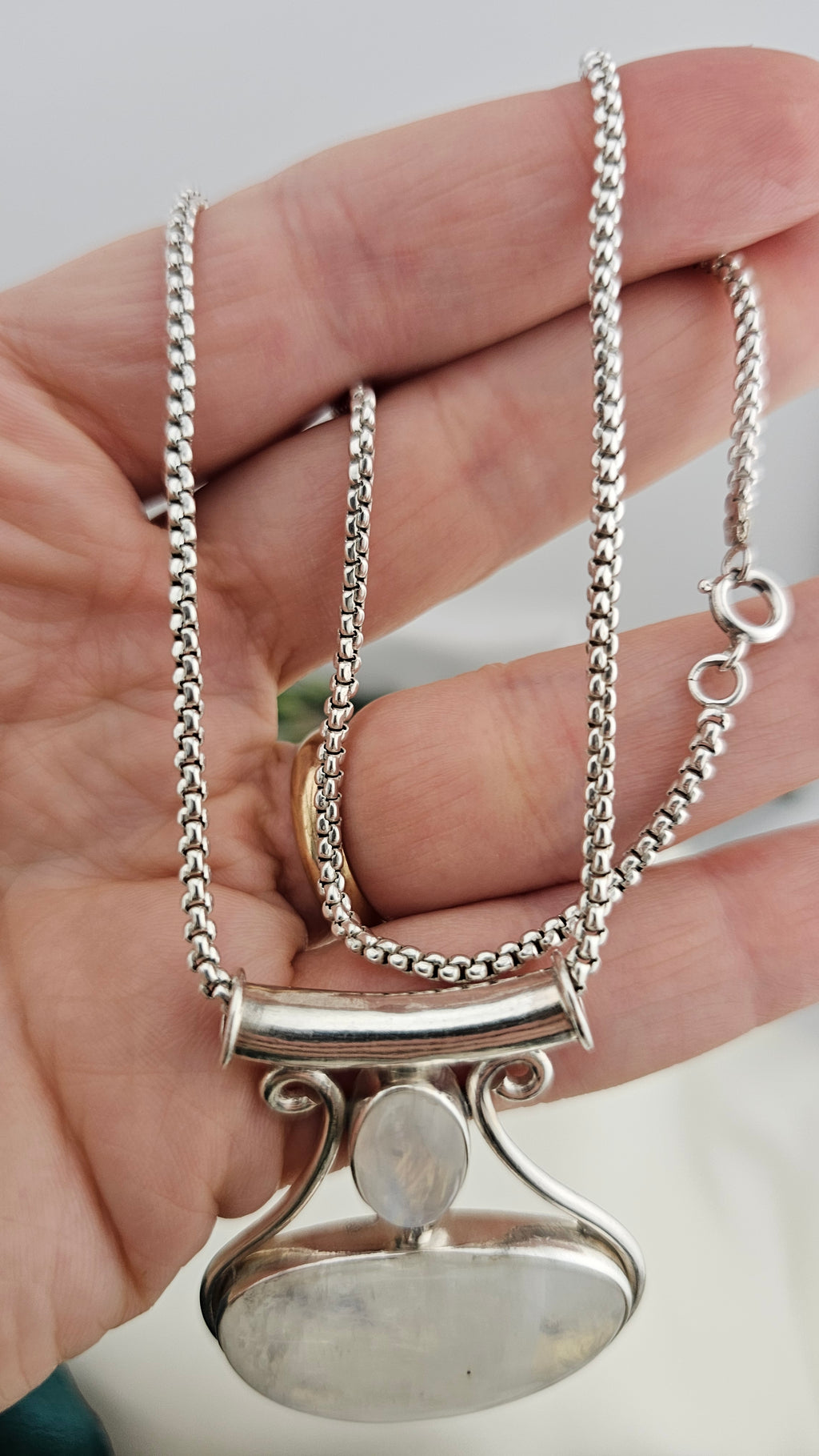 Vintage 925 Sterling Silver large Blue Moonstone pendant on 15"chain