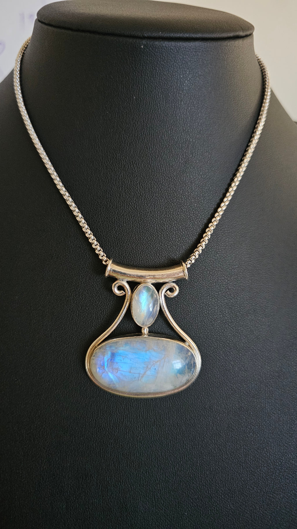 Vintage 925 Sterling Silver large Blue Moonstone pendant on 15"chain