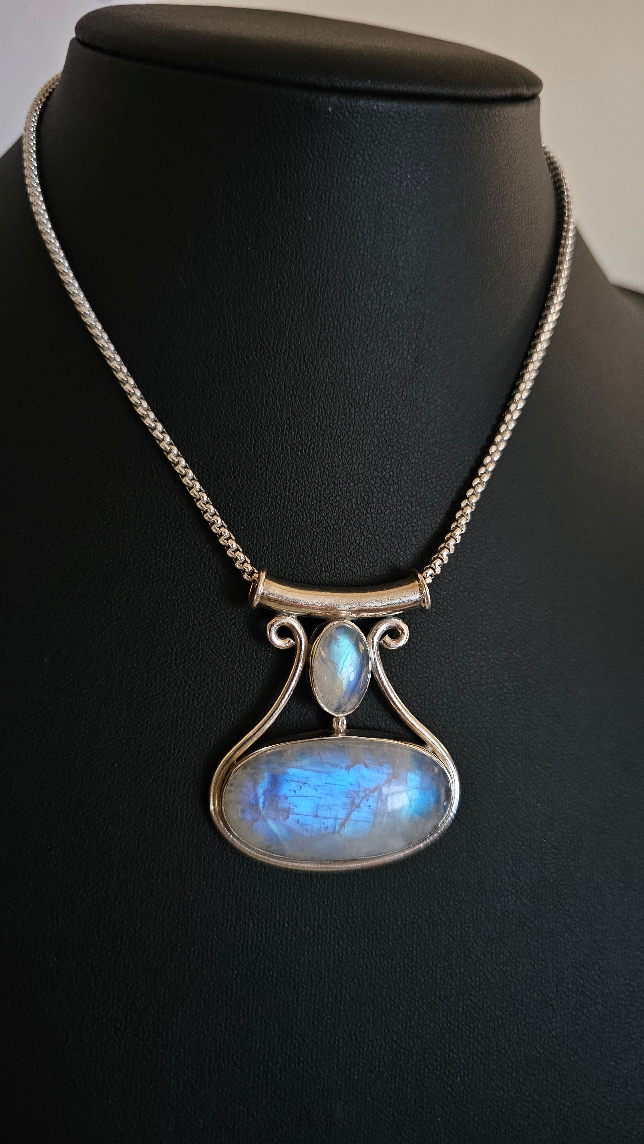 Vintage 925 Sterling Silver large Blue Moonstone pendant on 15"chain