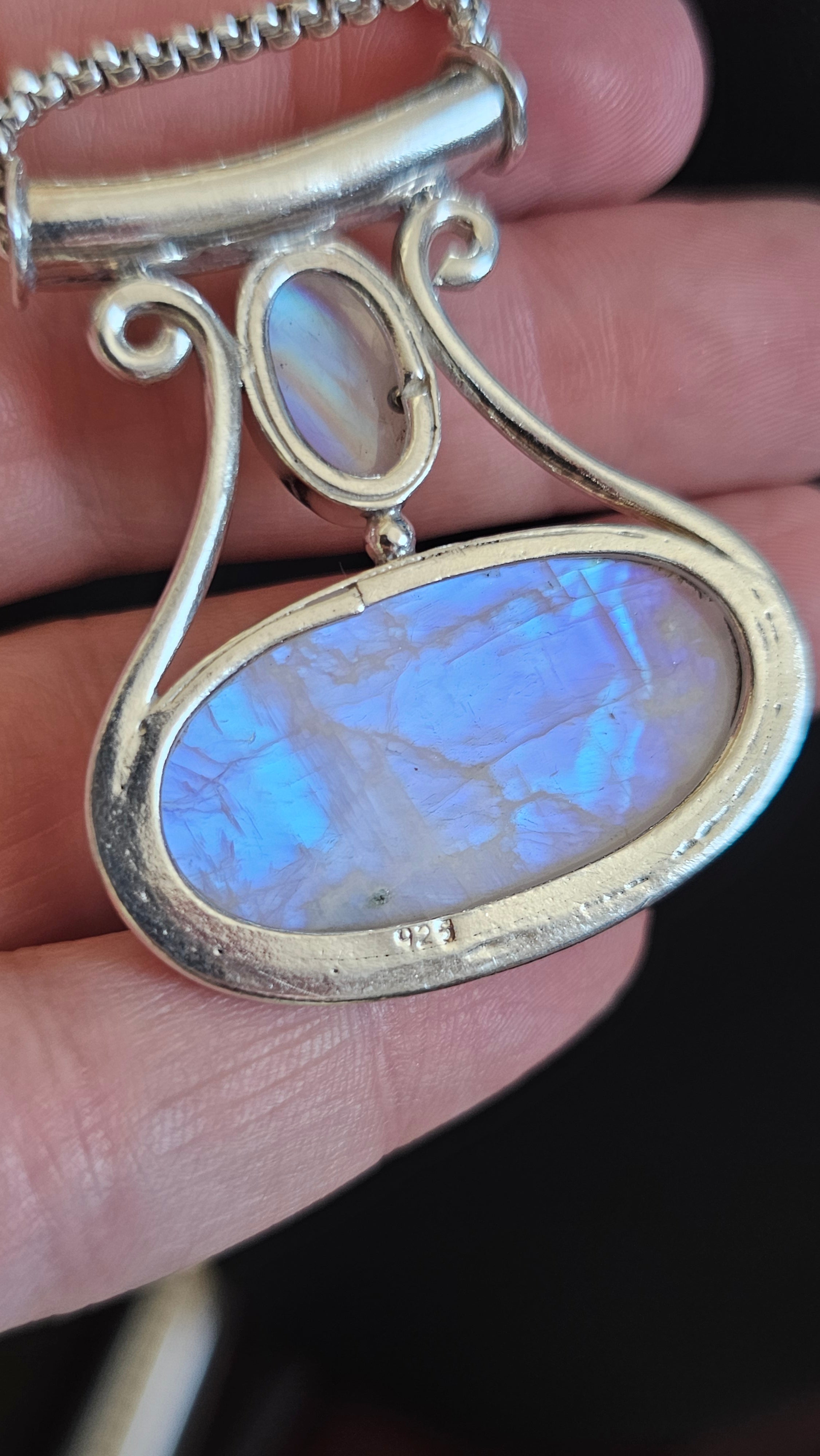 Vintage 925 Sterling Silver large Blue Moonstone pendant on 15"chain