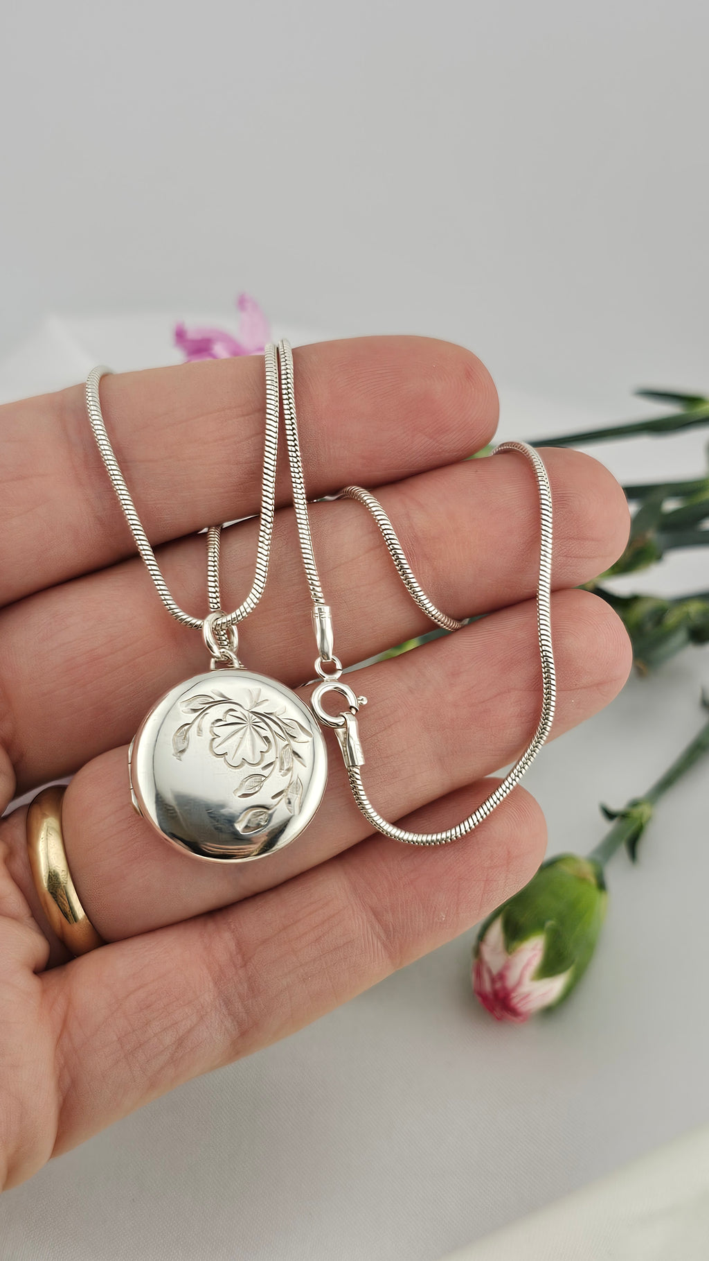 Vintage 925 Sterling Silver Round Floral Locket on 16" snake chain
