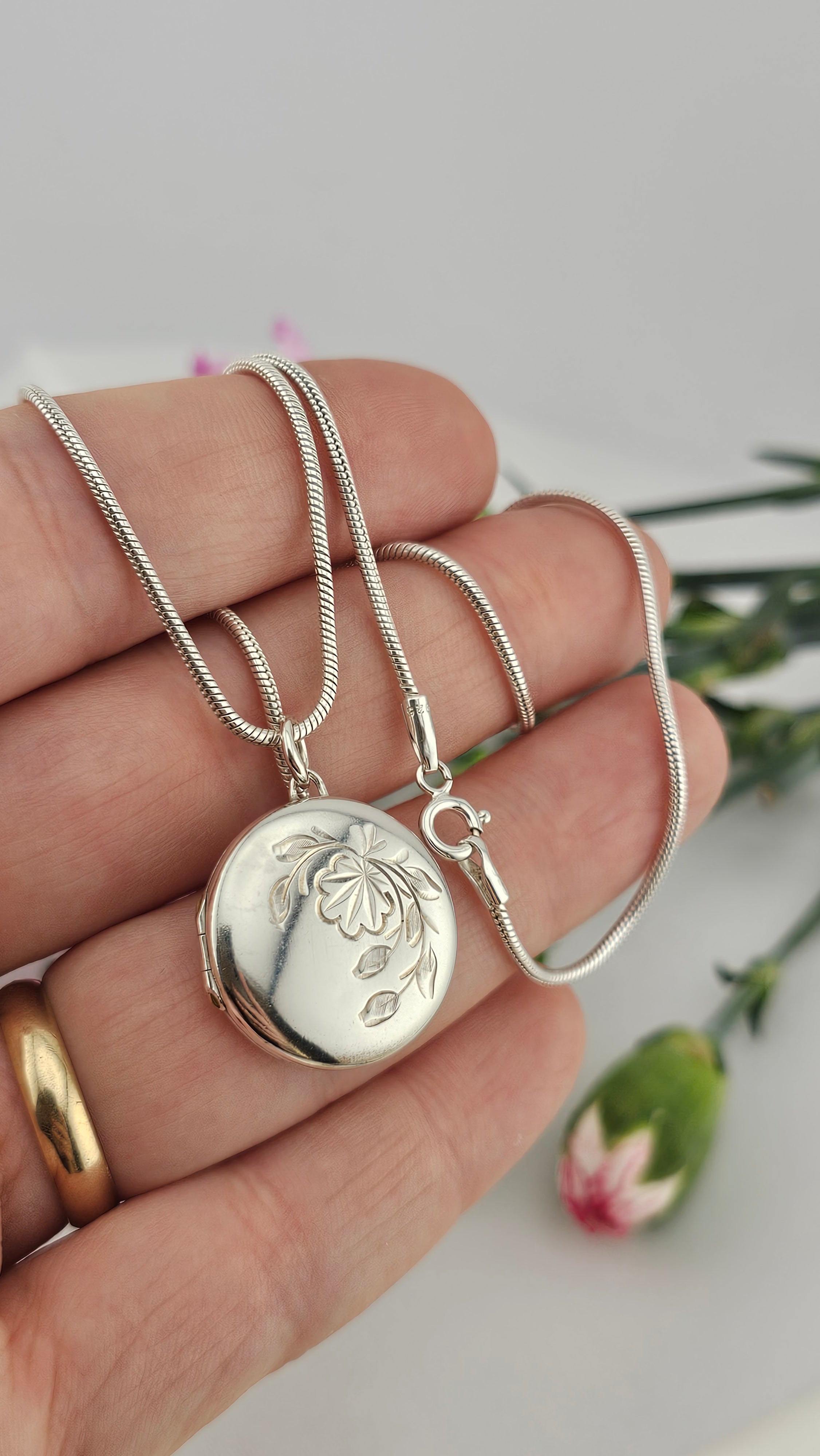 Vintage 925 Sterling Silver Round Floral Locket on 16" snake chain