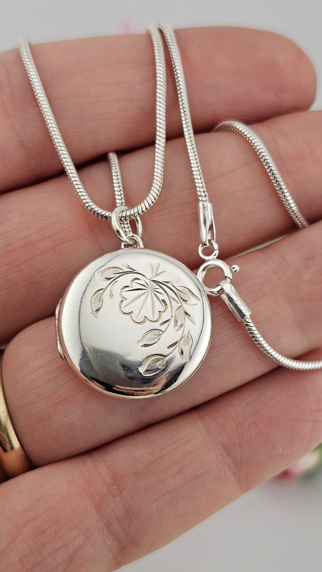 Vintage 925 Sterling Silver Round Floral Locket on 16" snake chain