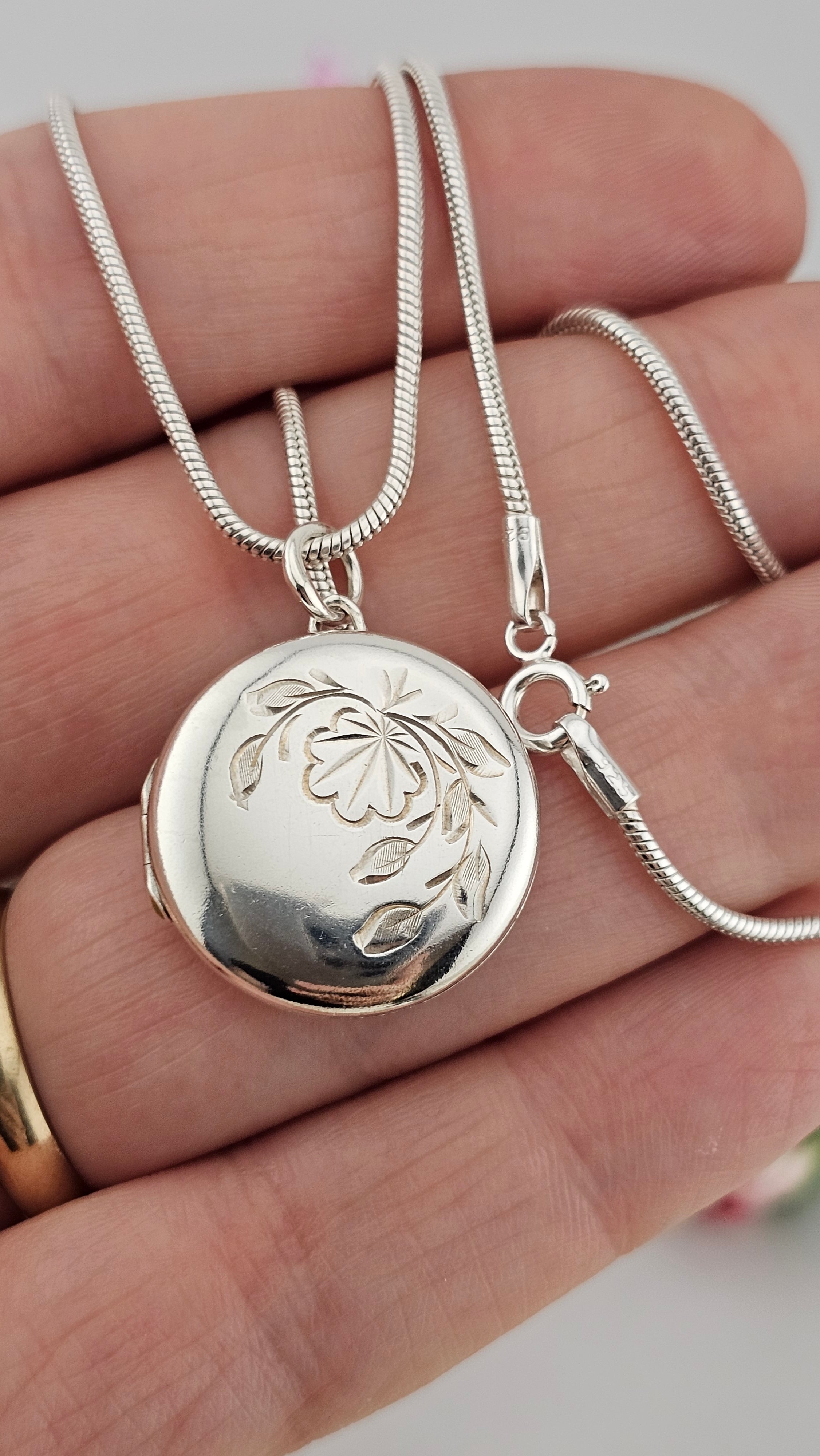 Vintage 925 Sterling Silver Round Floral Locket on 16" snake chain