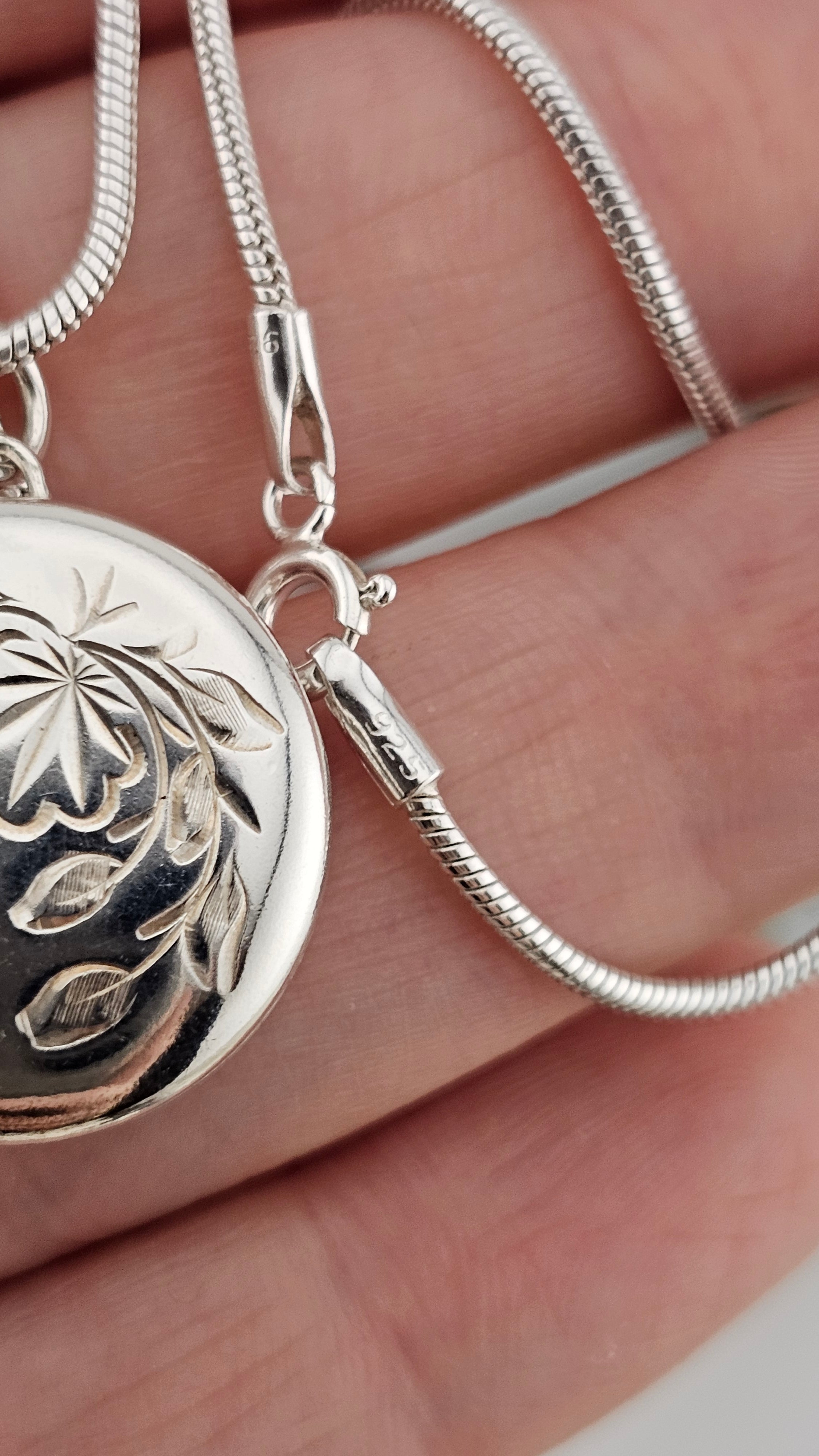Vintage 925 Sterling Silver Round Floral Locket on 16" snake chain