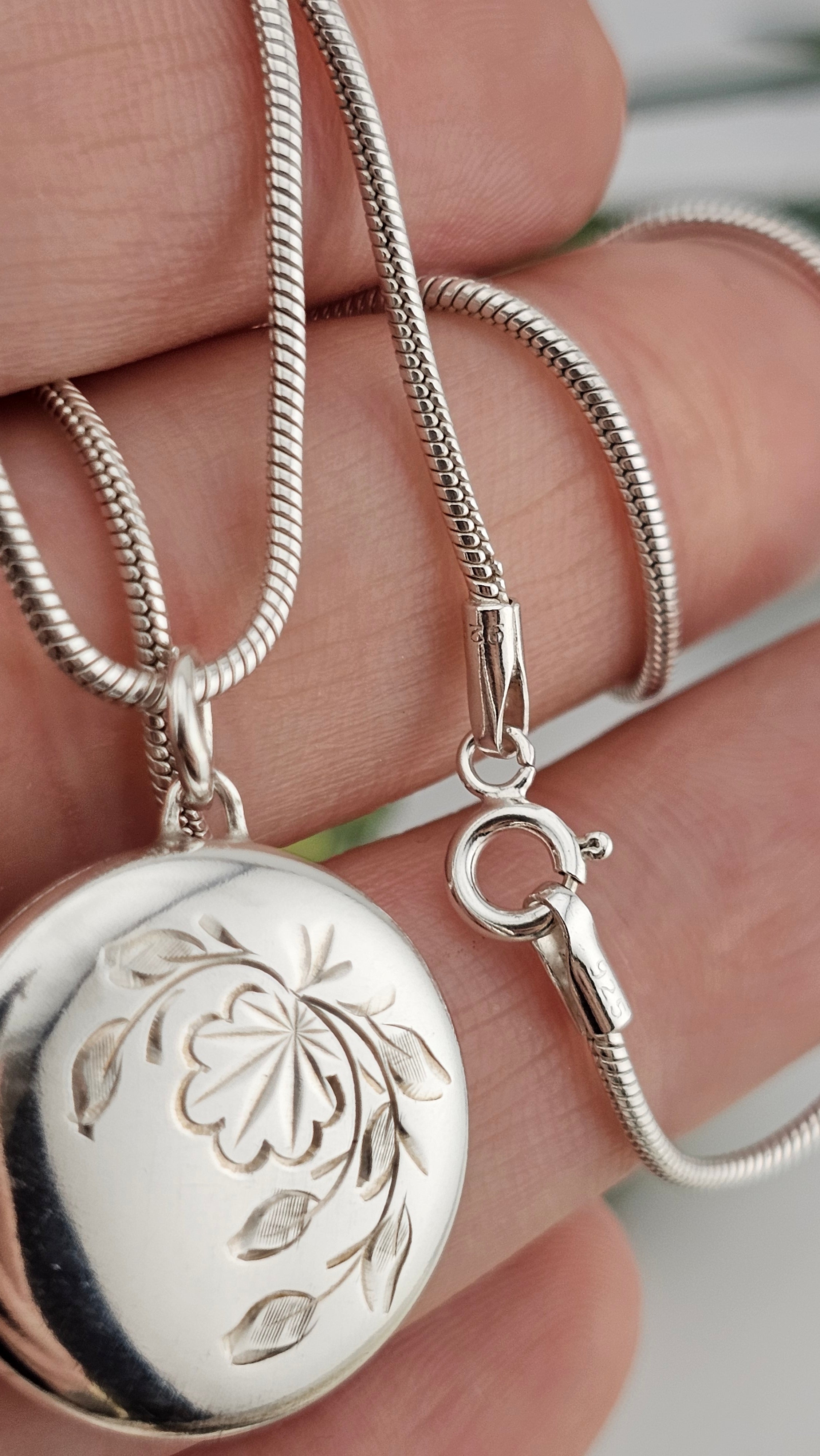 Vintage 925 Sterling Silver Round Floral Locket on 16" snake chain