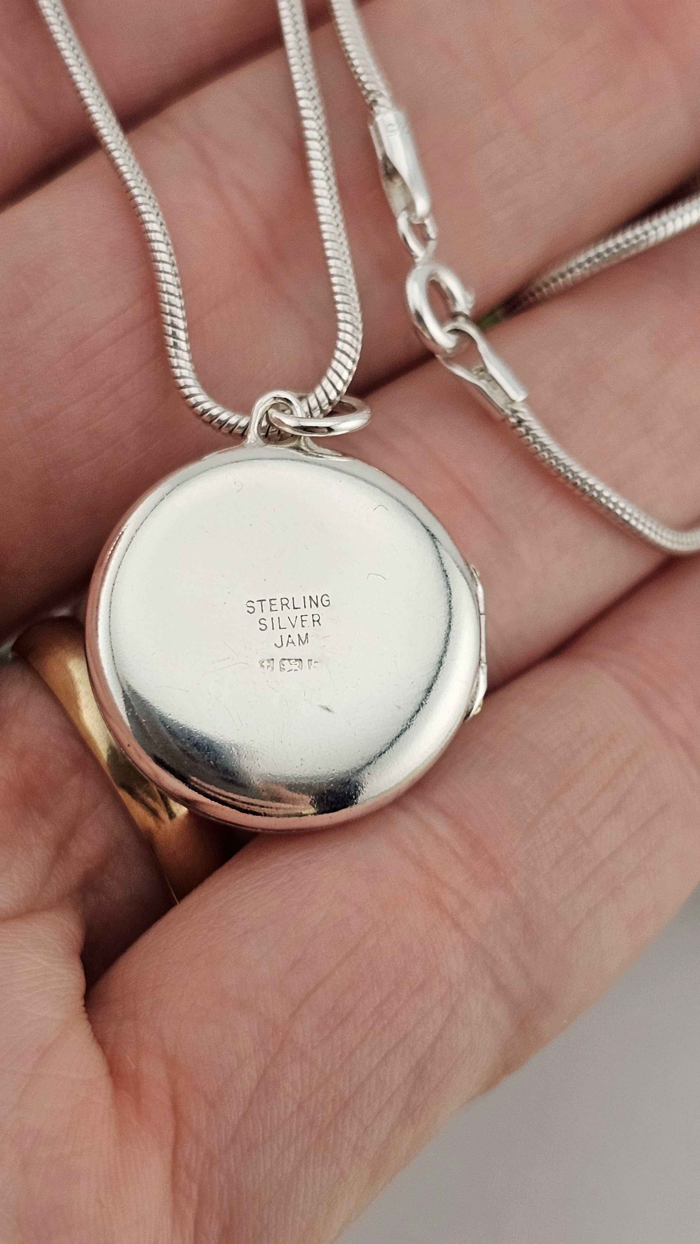 Vintage 925 Sterling Silver Round Floral Locket on 16" snake chain