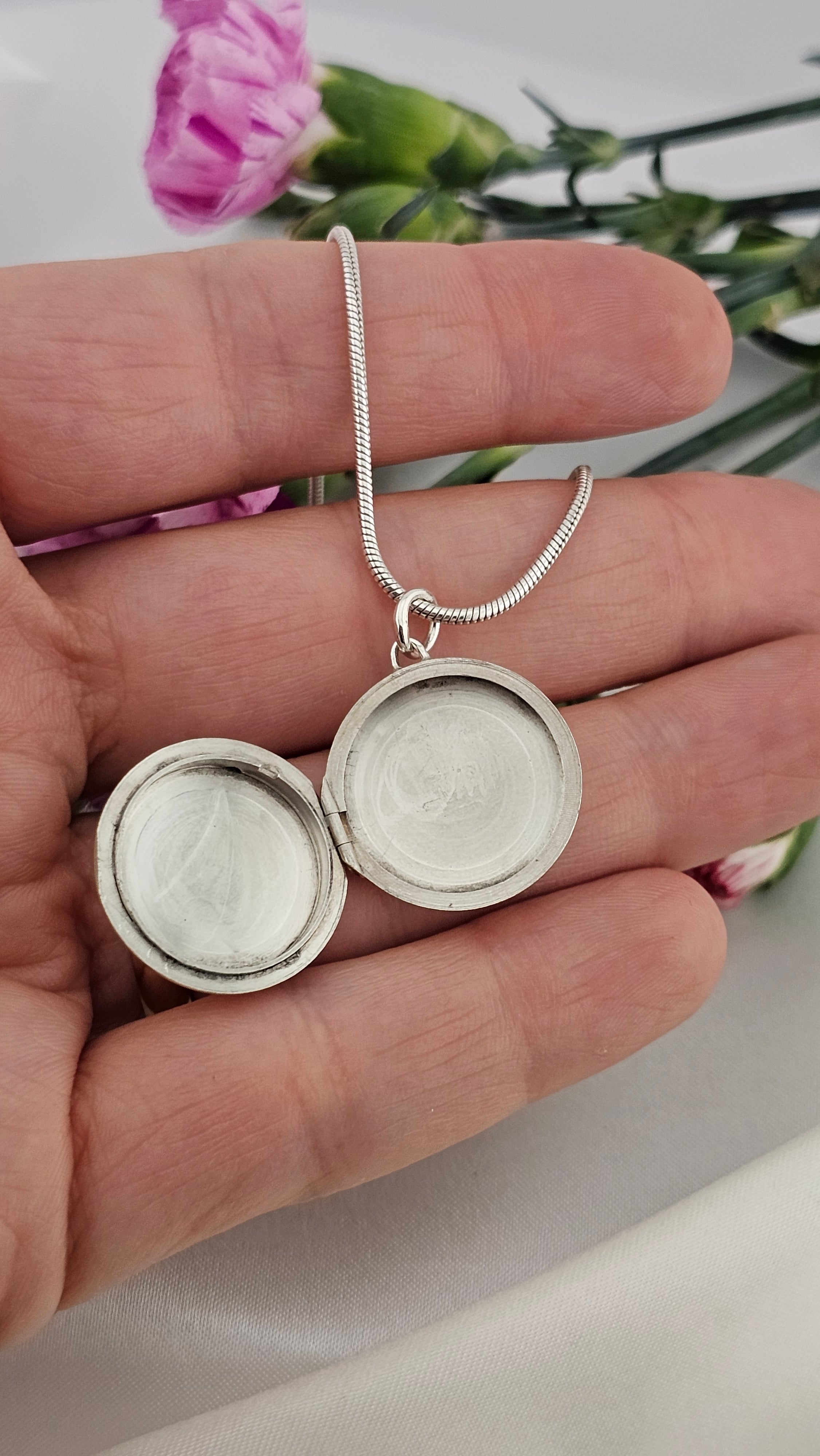 Vintage 925 Sterling Silver Round Floral Locket on 16" snake chain