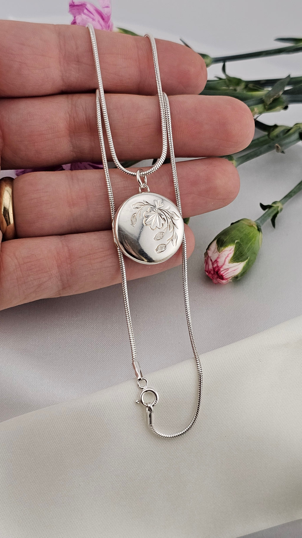 Vintage 925 Sterling Silver Round Floral Locket on 16" snake chain