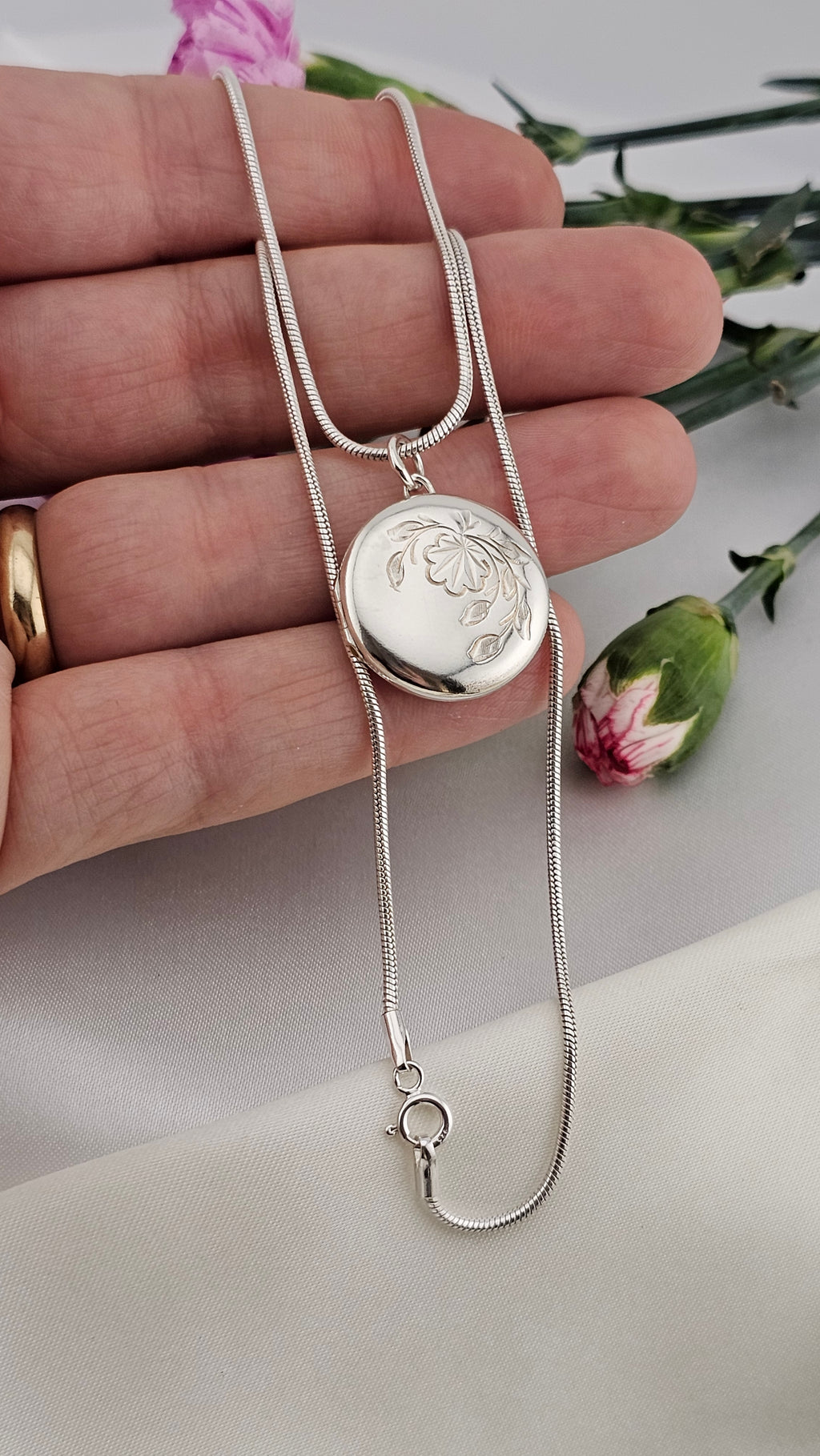 Vintage 925 Sterling Silver Round Floral Locket on 16" snake chain